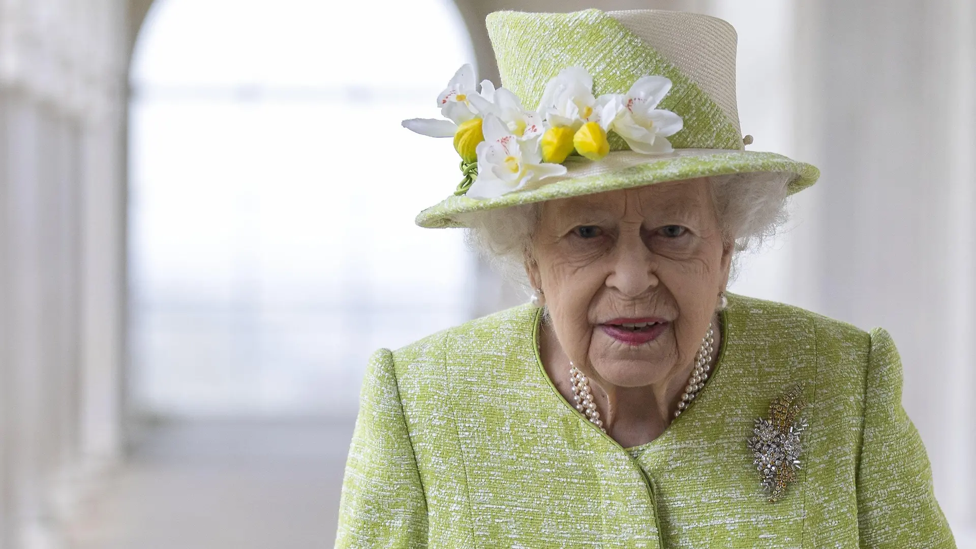 ARCHIV - 31.03.2021, Großbritannien, Runnymede: Die britische Königin Elizabeth II. besucht das Air Force-Gedenkmal im Rahmen eines Gottesdienstes anlässlich des hundertjährigen Bestehens der Royal Australian Air Force. Queen Elizabeth II. hat erneut einen öffentlichen Auftritt abgesagt - und will sich stattdessen von ihrem Sohn Prinz Charles vertreten lassen.(zu dpa "Queen sagt erneut Termin ab und lässt sich von Sohn Charles vertreten") Foto: Steve Reigate/Daily Express/PA Wire/dpa +++ dpa-Bildfunk +++