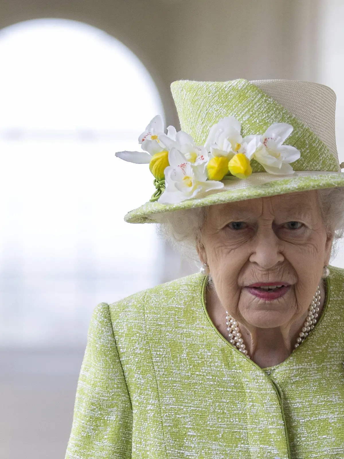 ARCHIV - 31.03.2021, Großbritannien, Runnymede: Die britische Königin Elizabeth II. besucht das Air Force-Gedenkmal im Rahmen eines Gottesdienstes anlässlich des hundertjährigen Bestehens der Royal Australian Air Force. Queen Elizabeth II. hat erneut einen öffentlichen Auftritt abgesagt - und will sich stattdessen von ihrem Sohn Prinz Charles vertreten lassen.(zu dpa "Queen sagt erneut Termin ab und lässt sich von Sohn Charles vertreten") Foto: Steve Reigate/Daily Express/PA Wire/dpa +++ dpa-Bildfunk +++