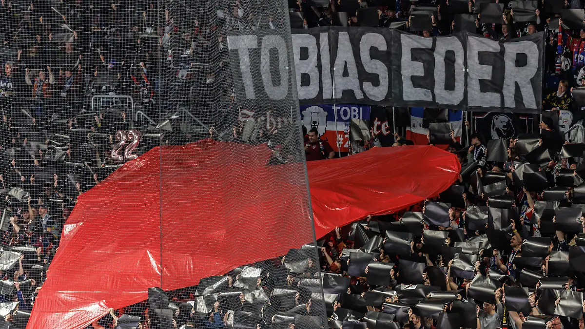 Fans der Berliner Eisbären halten ein großes Herz zu Ehren an Tobias Eder in die Höhe.