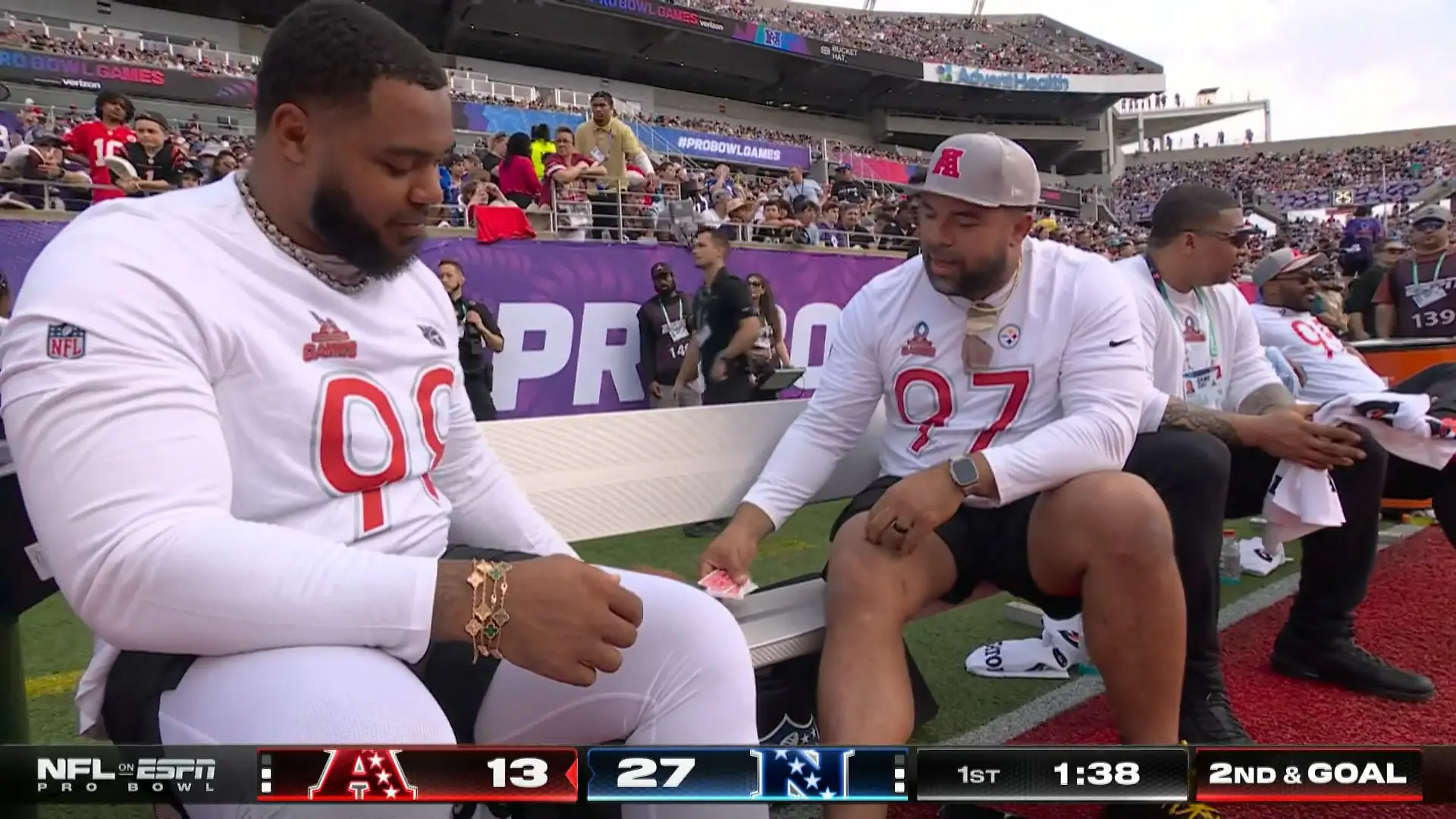 NFL-Stars beim Kartenspielen erwischt Irre Aktion mitten im Pro Bowl