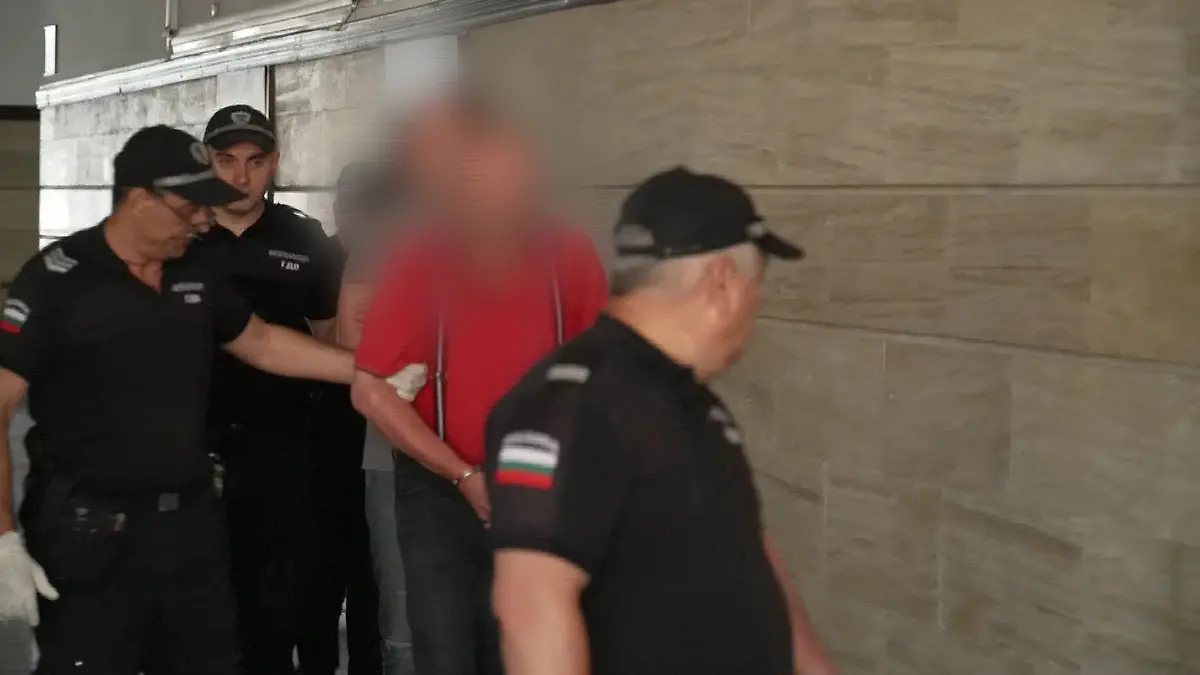 Ralf C. und sein Sohn Tim werden mit Hand- und Fußfesseln in den Gerichtssaal geführt.