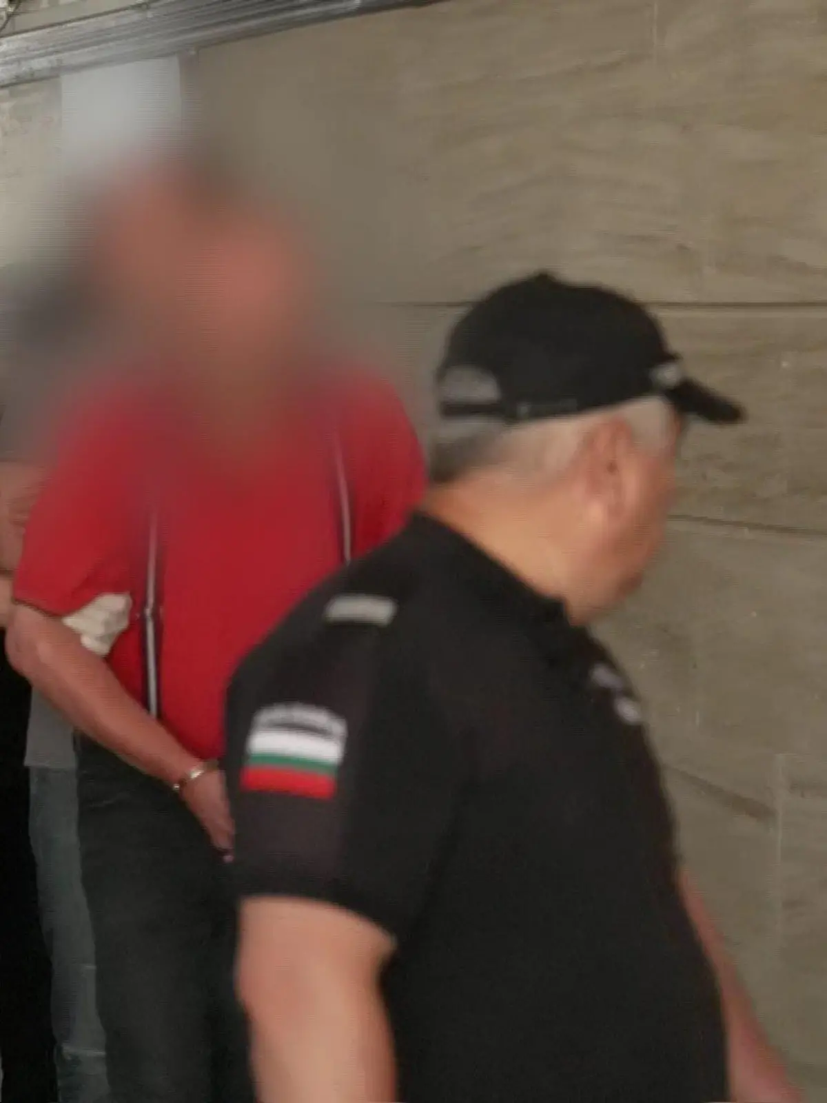 Ralf C. und sein Sohn Tim werden mit Hand- und Fußfesseln in den Gerichtssaal geführt.