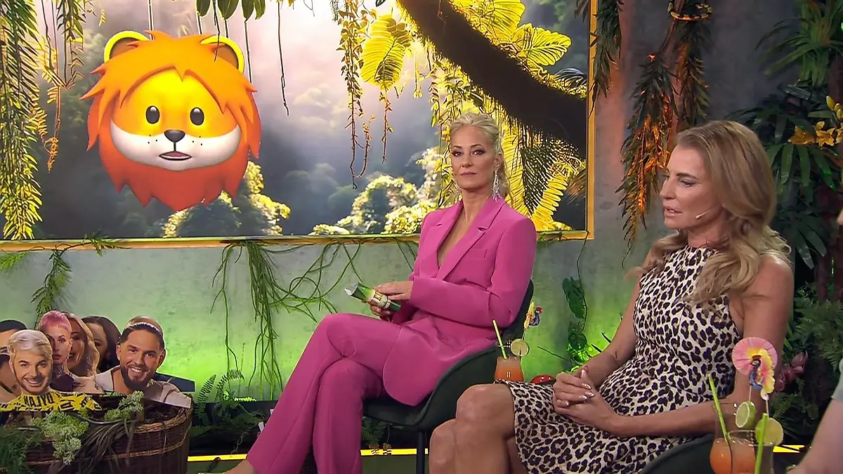 In „Die Stunde danach” kommen Dschungel-Legende Giulia Siegel (r.) und Maurices Freundin Leandra (Löwen-Emoji) nicht auf einen Nenner