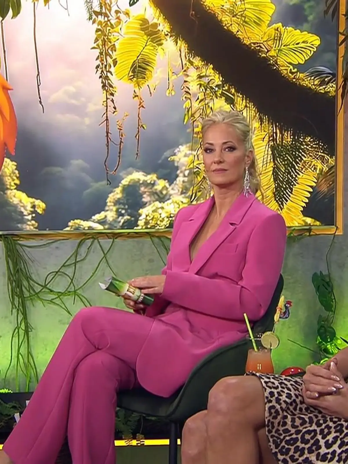 In „Die Stunde danach” kommen Dschungel-Legende Giulia Siegel (r.) und Maurices Freundin Leandra (Löwen-Emoji) nicht auf einen Nenner