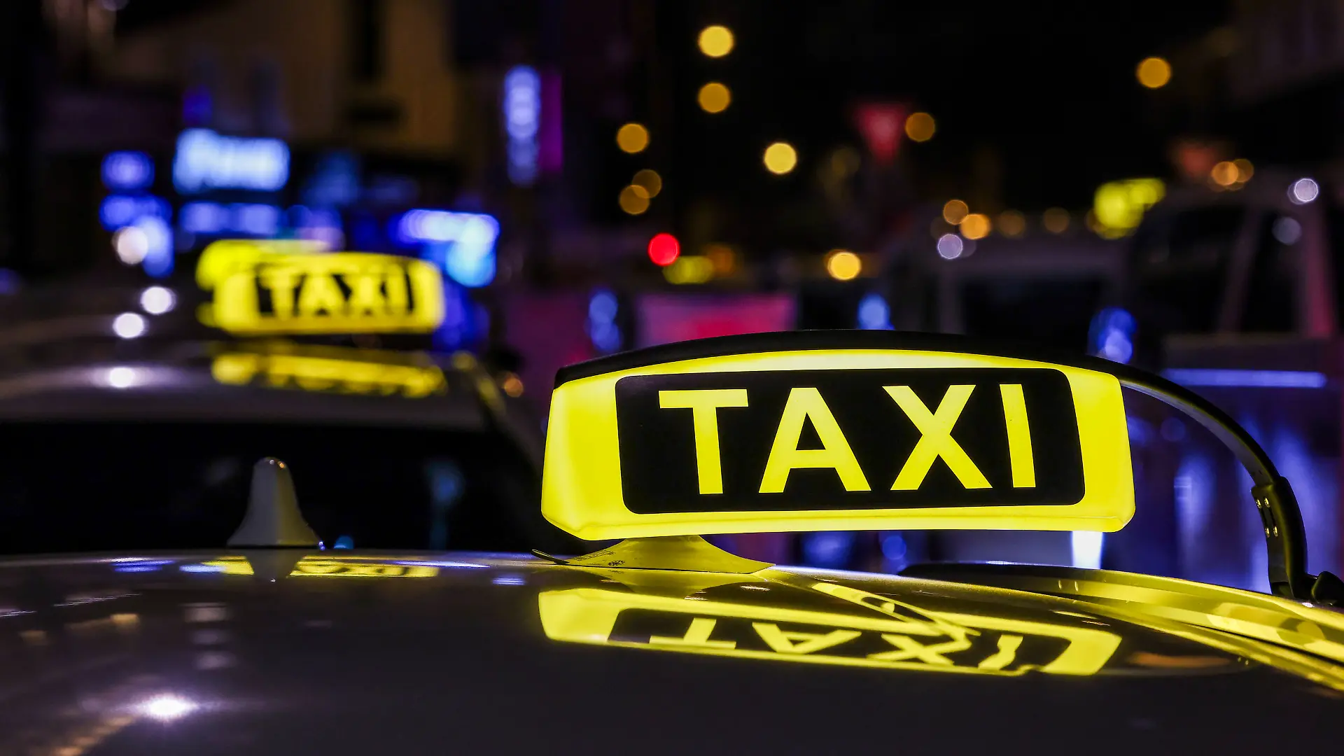 Betrunkene klauen Taxi und fahren es zu Schrott. (Symbolbild)