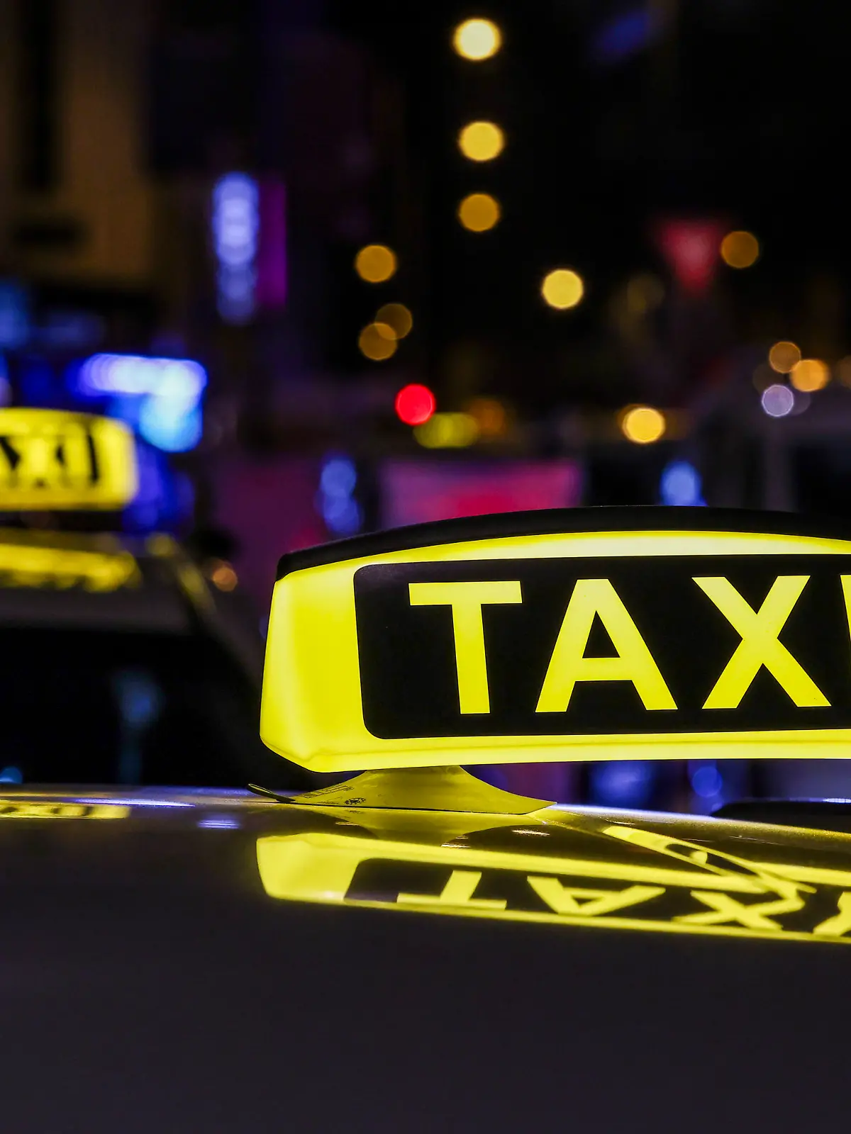 Betrunkene klauen Taxi und fahren es zu Schrott. (Symbolbild)