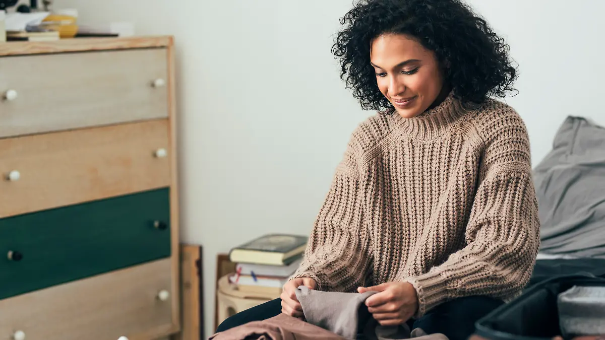 Frau trägt schicken Wollpullover in Mocha-Braun.
