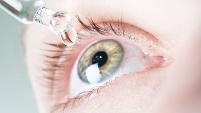 Augentropfen statt Lesebrille: Neue Presbyopie-Behandlung wirkt bis zu zehn Stunden