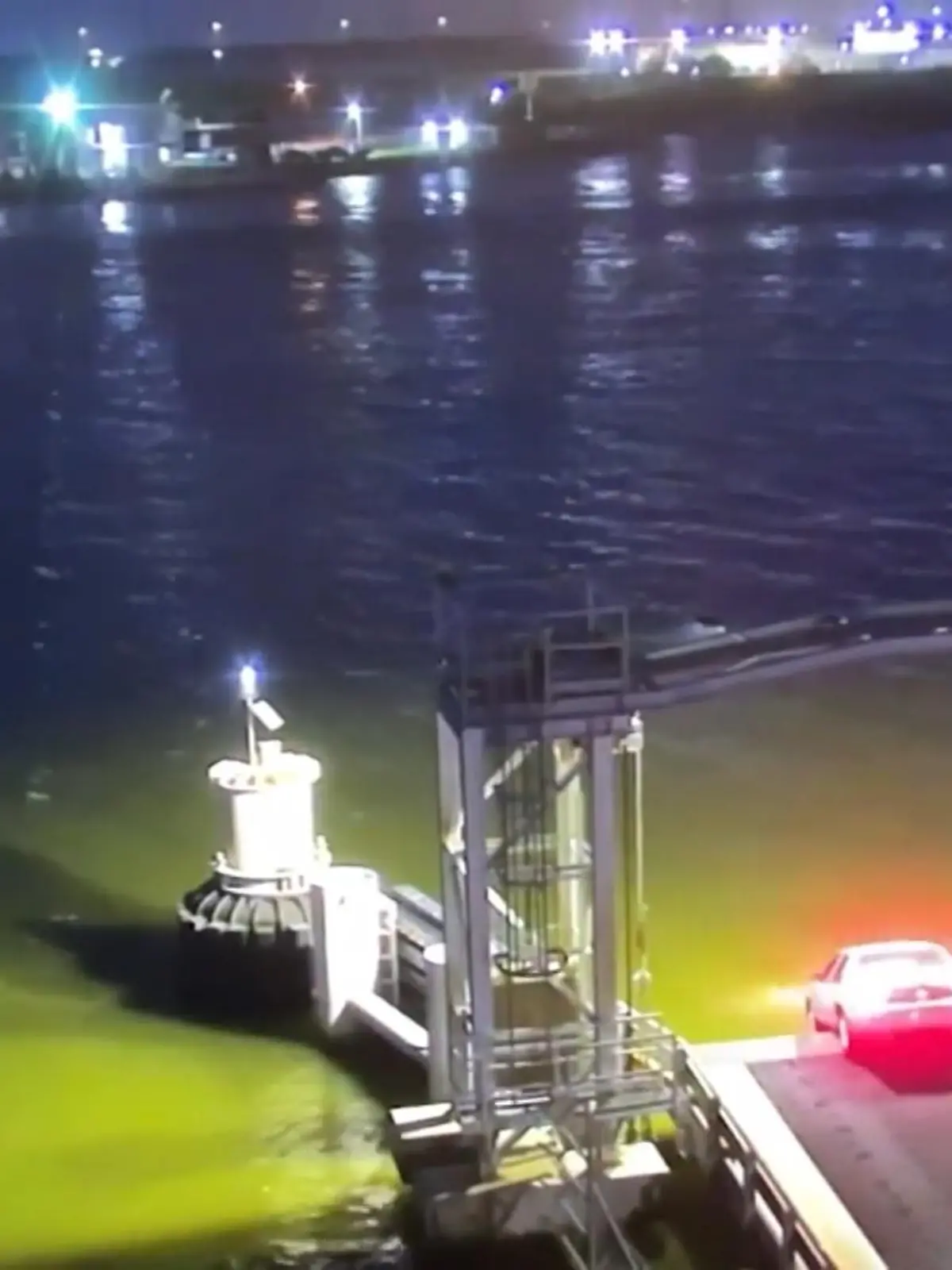 Mann fährt mit seinem Auto in Fluss und kommt nicht aus seinem Auto raus. Durch die Hilfe eines mutigen Helfers gelingt es ihm aus dem Auto zu entkommen.