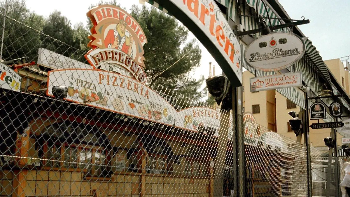 Blick am 12.11.1997 auf die "Bierkönig Bar" in Palma de Mallorca, dessen deutscher Kneipenbesitzer in seiner Villa auf der spanischen Ferieninsel Mallorca erschossen wurde. Auch sein achtjähriger Sohn und das 30 Jahre alte Kindermädchen wurden getötet. Wer die Täter waren und welches Motiv sie hatten, ist noch unklar. Der 49jährige Unternehmer hatte seit langem auf Mallorca gelebt. Ihm gehörte unter anderem das Lokal «Bierkönig», eine der größten Kneipen am Strand von Palma. Es liegt in unmittelbarer Nähe des bekannten «Ballermann 6».