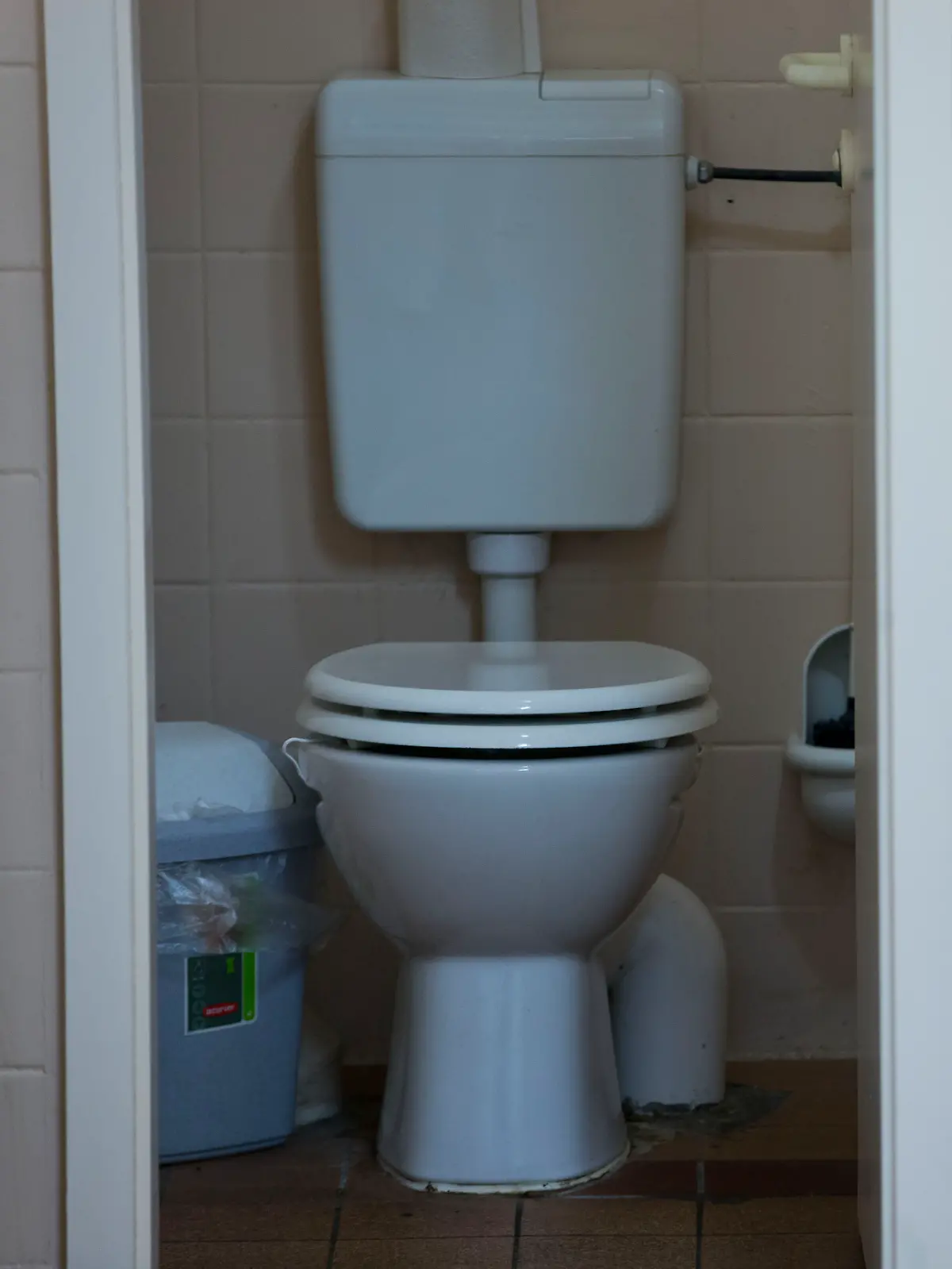 Eine öffentliche Toilette ist am 16.11.2012 am Schlachtermarkt in Schwerin zu sehen. Am Montag (19.11.2012) ist Welt-Toiletten-Tag. Der von den Vereinten Nationen mitgetragene Toiletten-Tag findet seit 2001 jährlich am 19. November statt. Foto: Jens Büttner/dpa (zu dpa-Meldung vom 18.11.2012) ++
