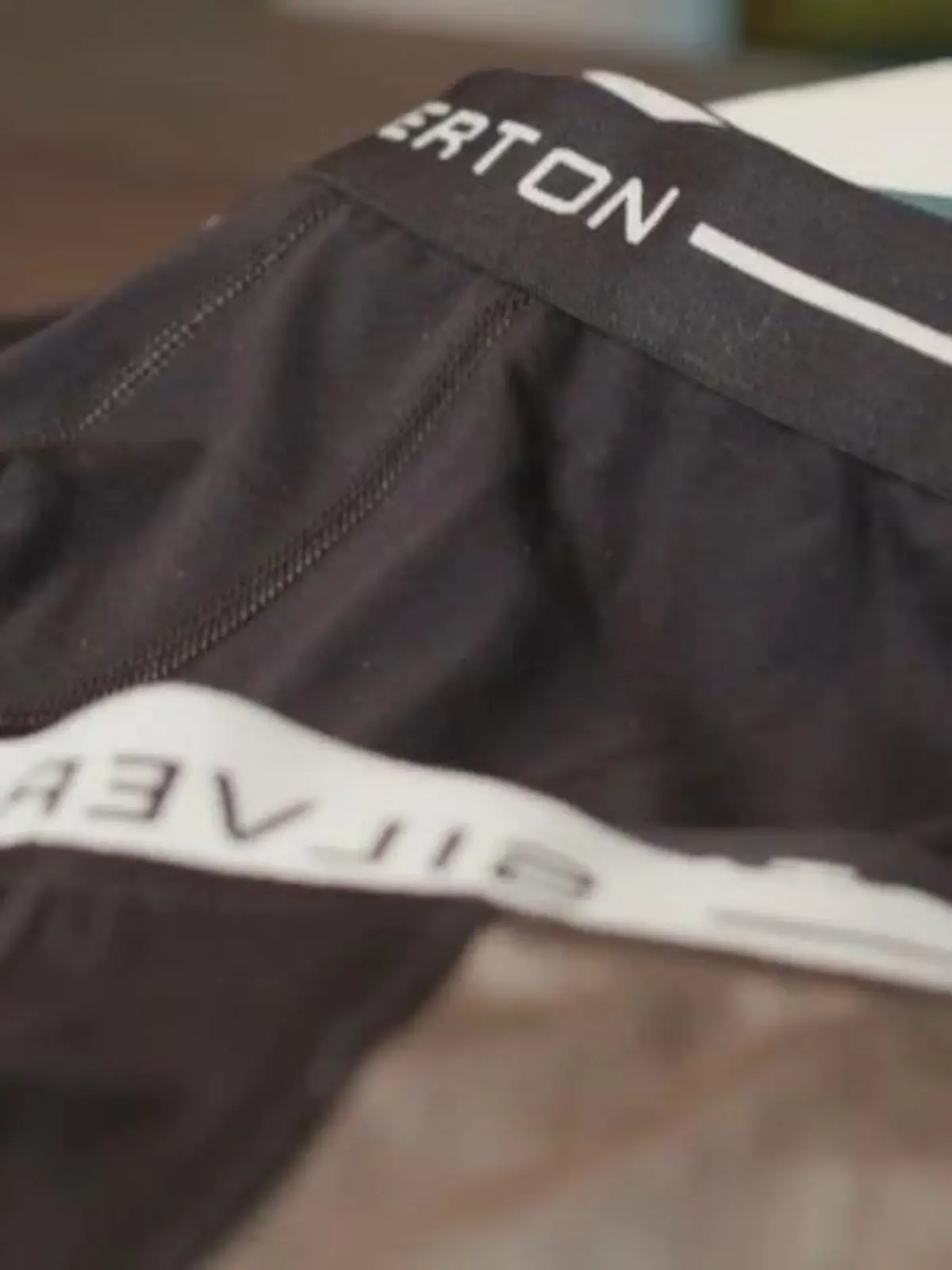 Uh la la, was ist denn bei „Die Höhle der Löwen“ los? Da lässt Nico Rosberg doch glatt die Hüllen fallen! Naja... fast. Die Unterhose bleibt nämlich an oder wird zumindest ausgetauscht. Denn die Gründer von „Silverton“, Richard Getz und Constantin Ricken, haben den Löwen ihre eigene Boxershorts mitgebracht und die hat auch noch Superkräfte!