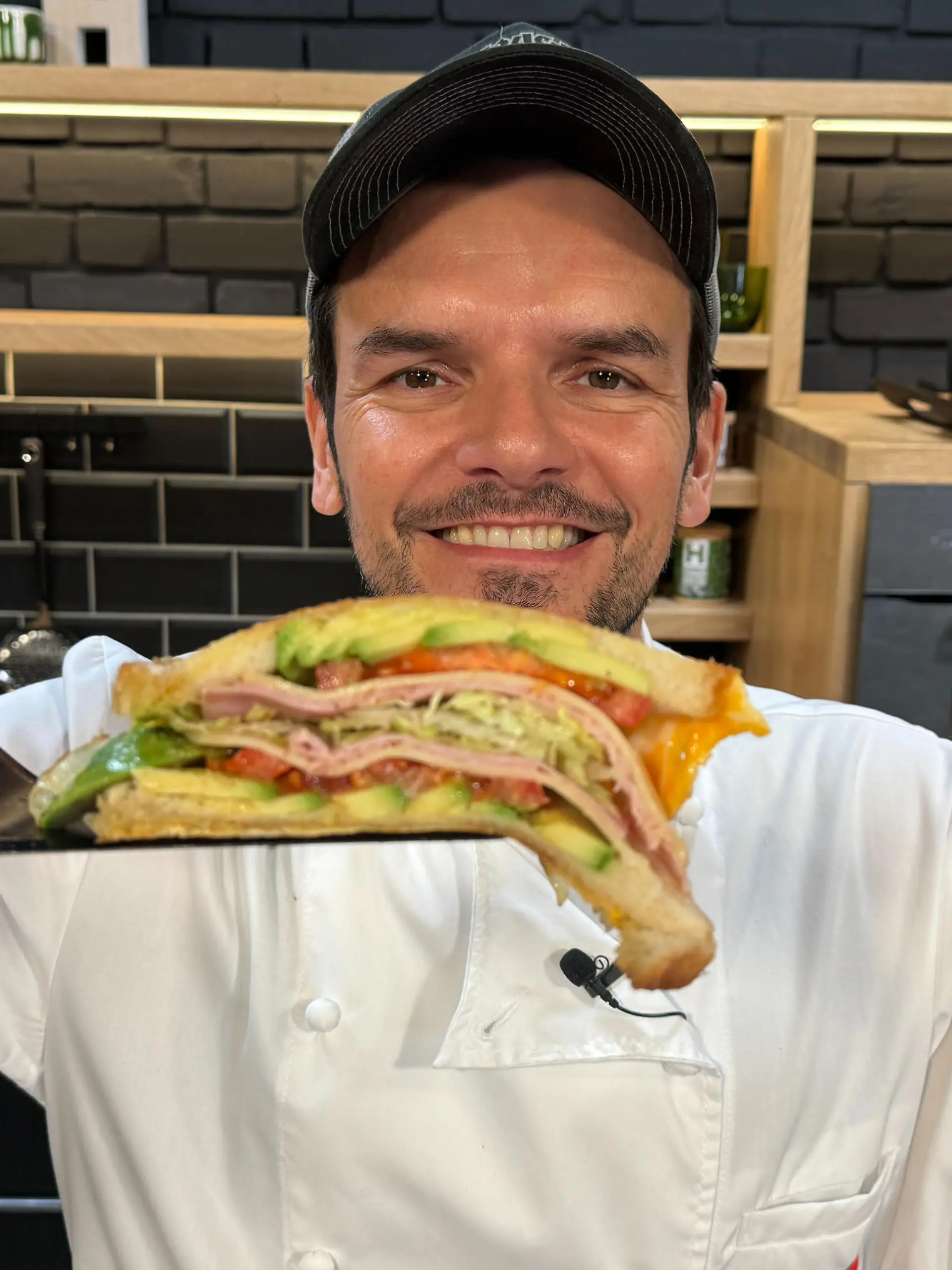 Bild zu: "Lust auf alles? Hensslers Frühstückssandwich kann’s! "