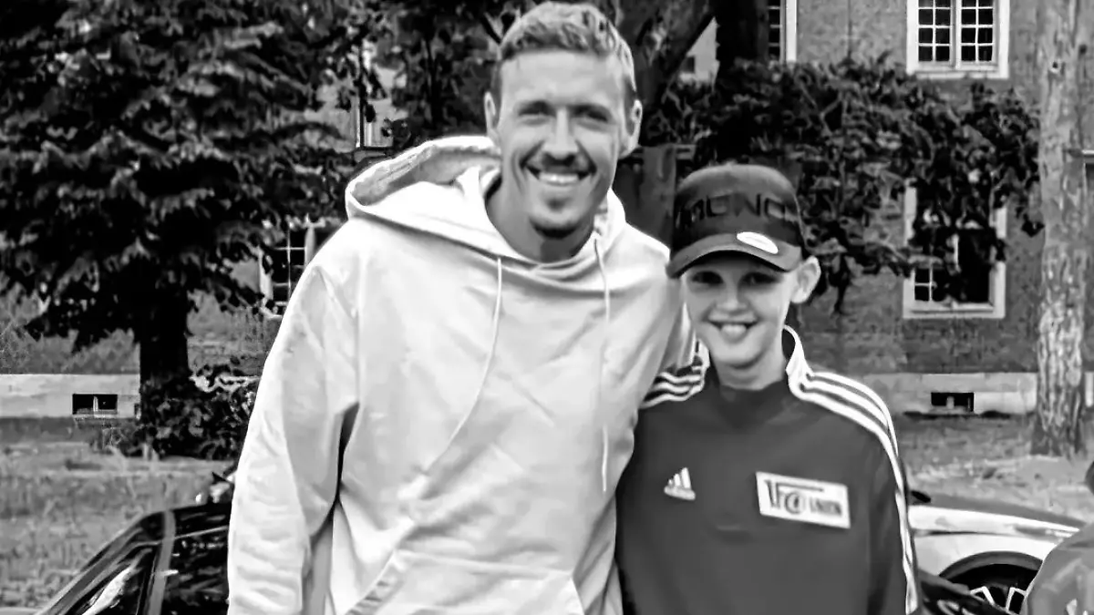 Max Kruse und Niclas posieren für ein gemeinsames Foto.
