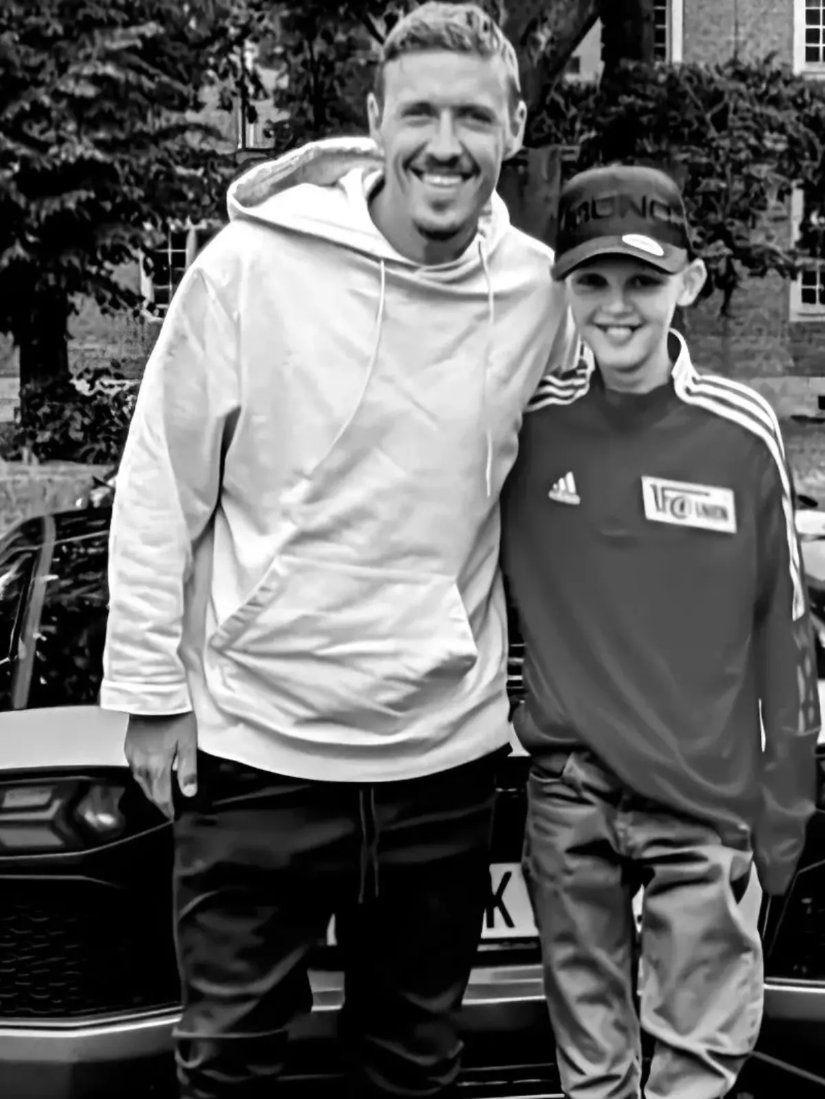 Max Kruse und Niclas posieren für ein gemeinsames Foto.