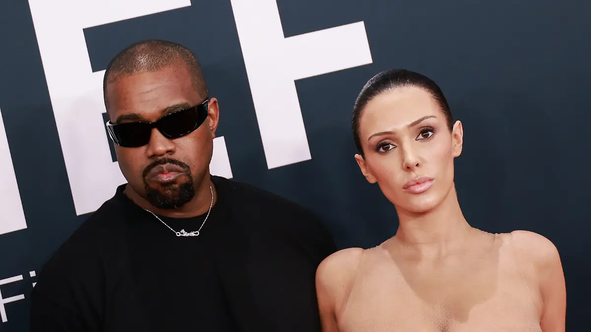 Kanye West und Bianca Censori sorgen bei den Grammys für einen Eklat.