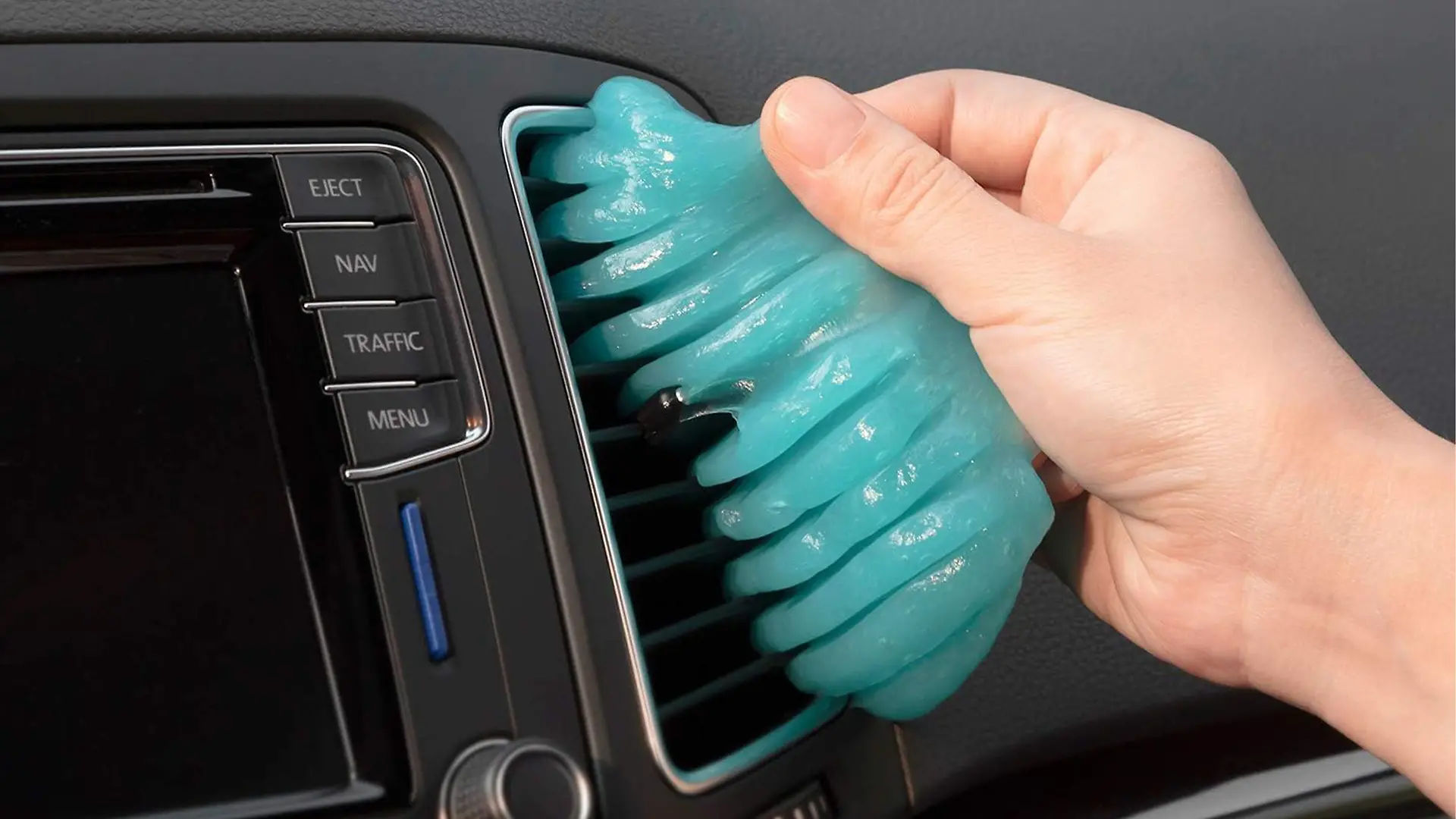 Reinigungsknete im Auto
