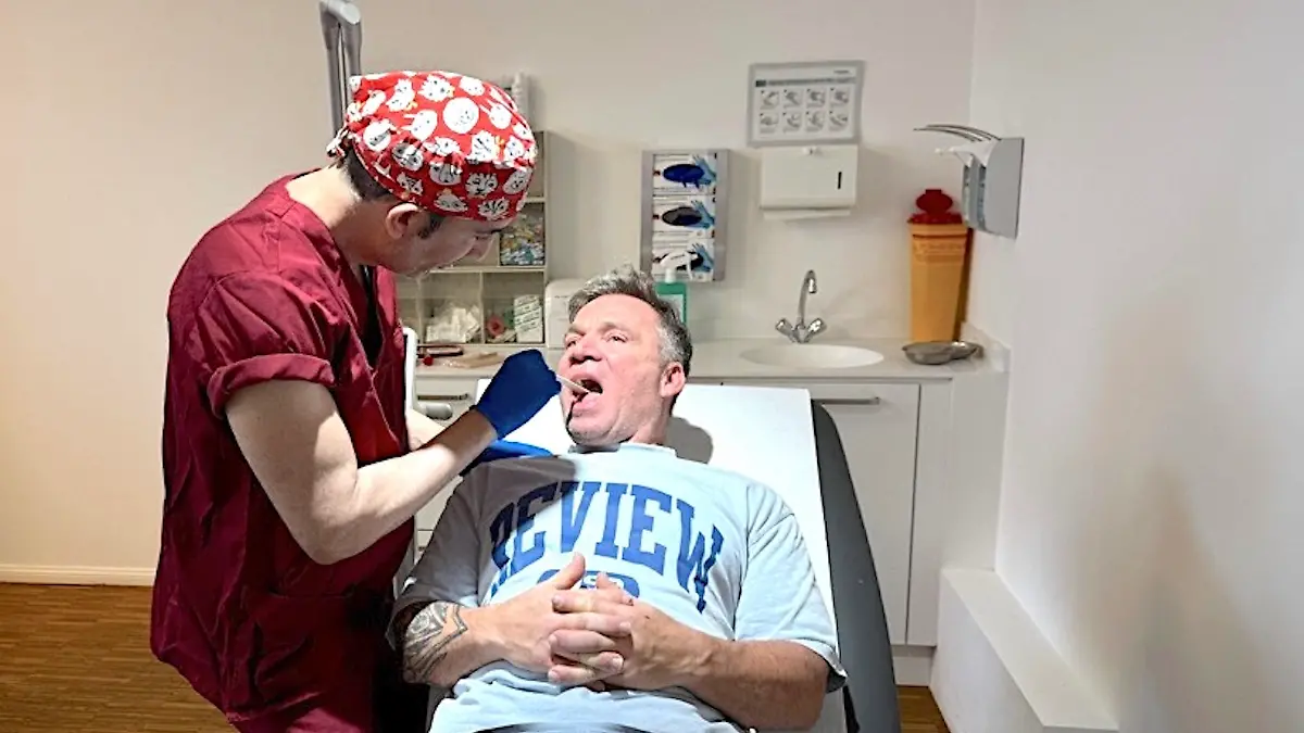 Peter Klein sucht Rat beim Experten und setzt seine Hoffnung in Dr. Fatemi. 