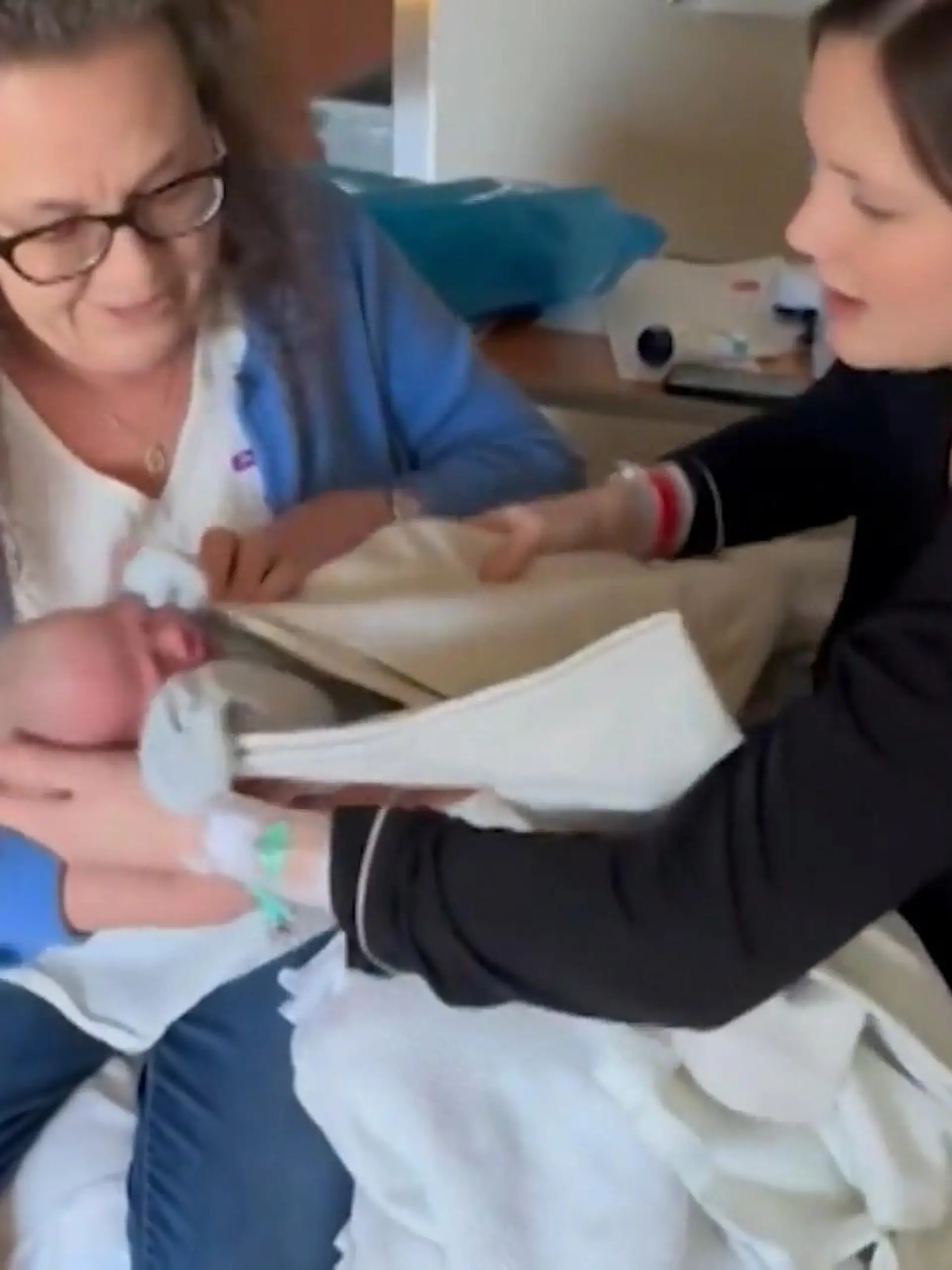 Oma und Tochter gemeinsam mit Enkelkind im Arm 
