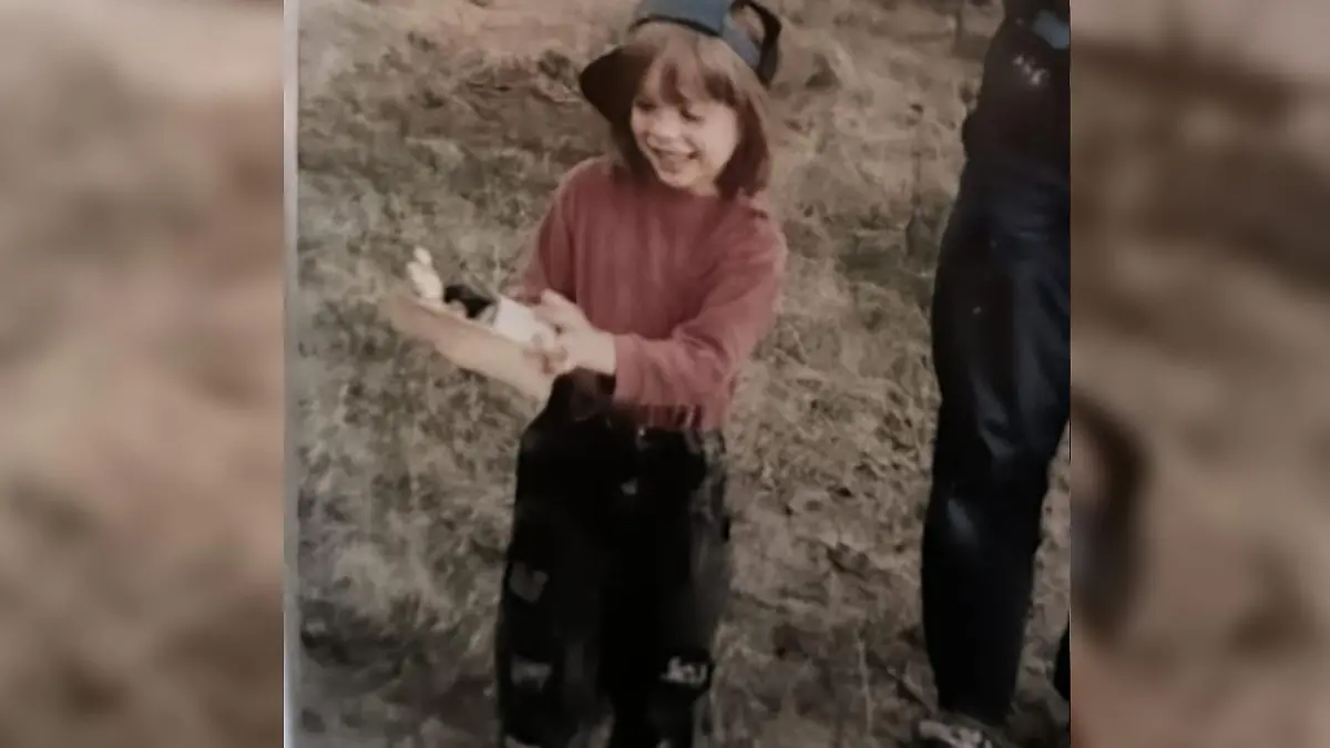Wer ist denn diese süße Maus auf der Wiese? Heute ist sie Influencerin und hat selber schon drei Kinder.