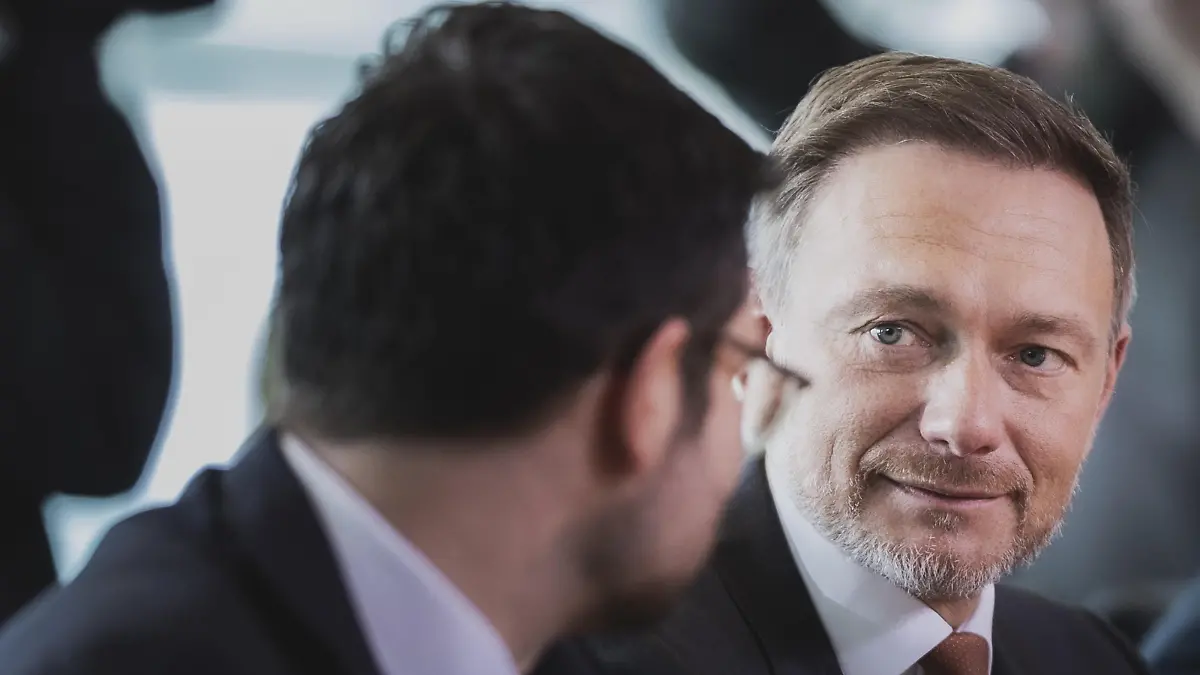 (L-R) Marco Buschmann (FDP), Bundesminister der Justiz, und Christian Lindner (FDP), Bundesminister der Finanzen, aufgenommen im Rahmen der woechentlichen Sitzung des Kabinetts in Berlin, 03.05.2023.