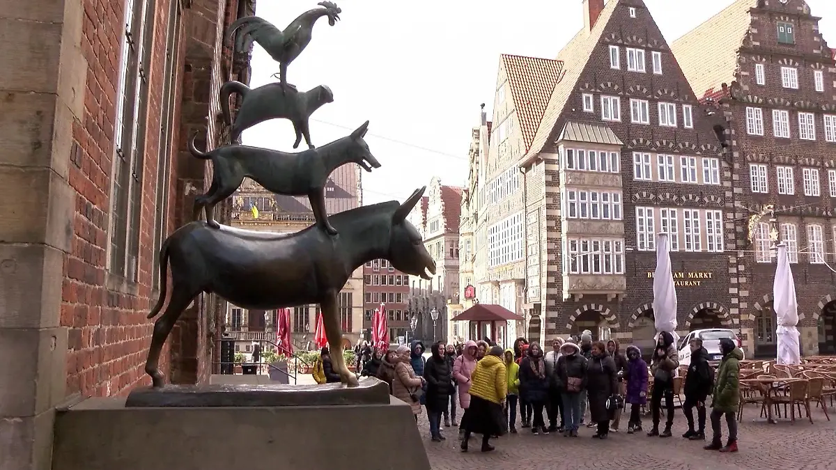Bremer Stadtmusikanten mit Menschengruppe