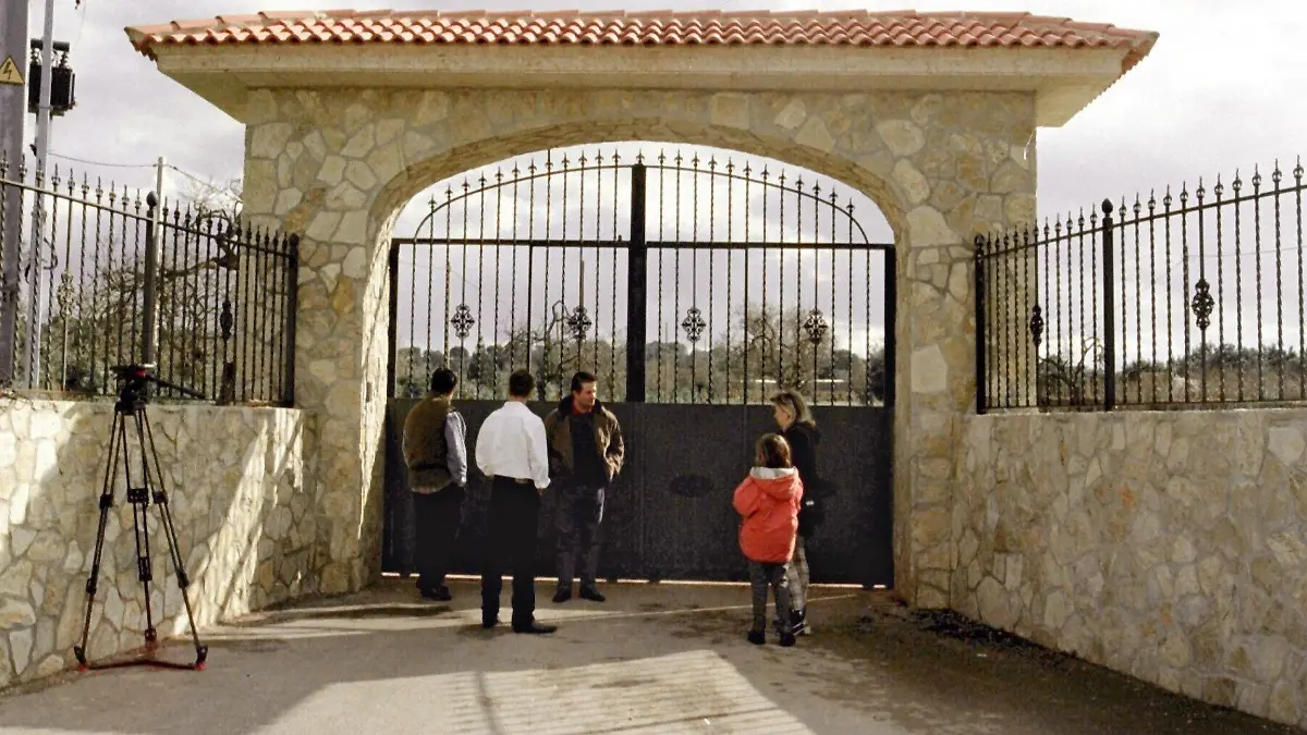 Blick am 12.11.1997 auf die Villa des deutschen Kneipenbesitzers Manfred Meisel (49) in Palma de Mallorca, in der er, sein achtjähriger Sohn und das 30 Jahre alte Kindermädchen ermordet wurden. Wer die Täter waren und welches Motiv sie hatten, ist noch unklar. Der 49jährige Unternehmer hatte seit langem auf Mallorca gelebt. Ihm gehörte unter anderem das Lokal «Bierkönig», eine der größten Kneipen am Strand von Palma. Es liegt in unmittelbarer Nähe des bekannten «Ballermann 6».