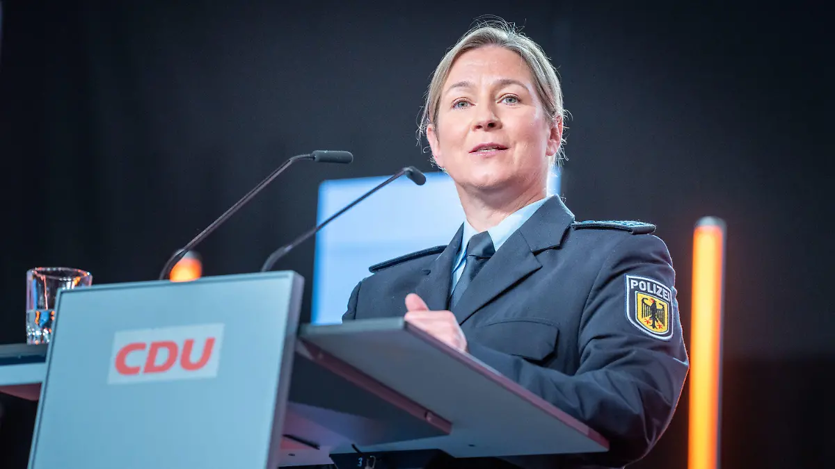 17.06.2023, Berlin: Claudia Pechstein, Olympiasiegerin im Eissschnelllauf, spricht in ihrer Uniform als Bundespolizistin beim CDU-Grundsatzkonvent. Das neue Grundsatzprogramm soll bei einem Bundesparteitag Anfang Mai 2024 verabschiedet werden. Der Konvent gehört zum Prozess zur Erarbeitung des Programmes. Foto: Michael Kappeler/dpa +++ dpa-Bildfunk +++