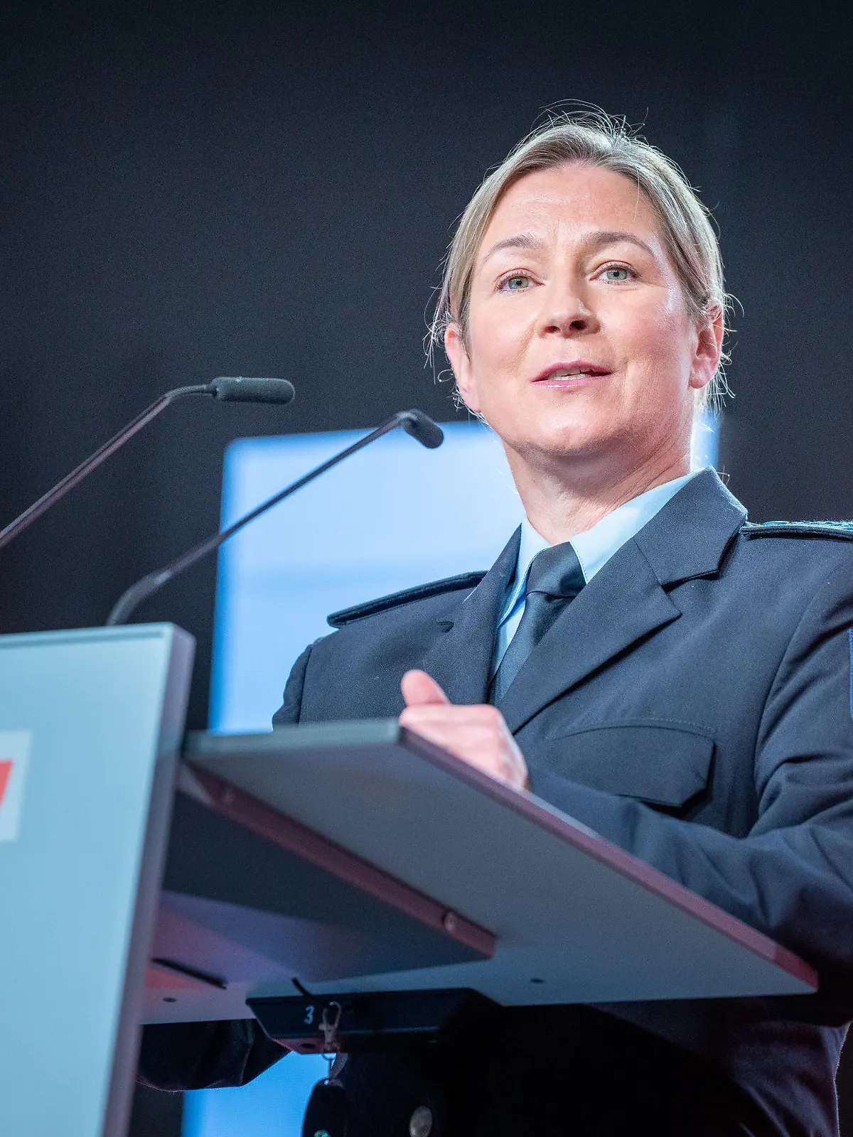 17.06.2023, Berlin: Claudia Pechstein, Olympiasiegerin im Eissschnelllauf, spricht in ihrer Uniform als Bundespolizistin beim CDU-Grundsatzkonvent. Das neue Grundsatzprogramm soll bei einem Bundesparteitag Anfang Mai 2024 verabschiedet werden. Der Konvent gehört zum Prozess zur Erarbeitung des Programmes. Foto: Michael Kappeler/dpa +++ dpa-Bildfunk +++