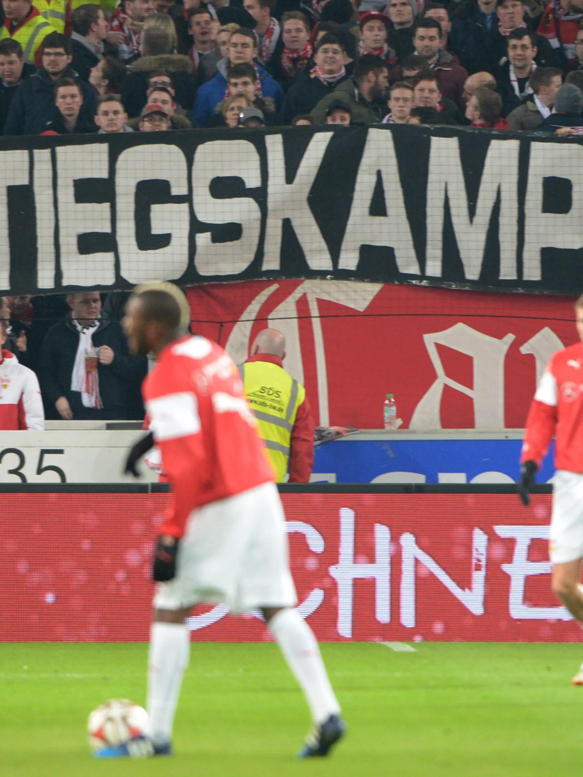 Bundesliga - 22. Spieltag: VfB Stuttgart - Borussia Dortmund am 20.02.2015 in der Mercedes-Benz Arena in Stuttgart (Baden-Württemberg). Stuttgarter Fans halten ein Transparent mit der Aufschrift «Abstiegskampf!». Foto: Marijan Murat/dpa (Wichtiger Hinweis: Aufgrund der Akkreditierungsbestimmungen der DFL ist die Publikation und Weiterverwertung im Internet und in Online-Medien während des Spiels auf insgesamt fünfzehn Bilder pro Spiel begrenzt.) +++(c) dpa - Bildfunk+++
