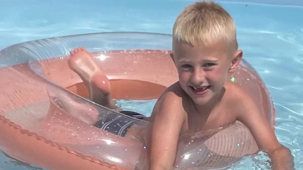 Freddie Farrow (5) wird beim Einkaufen mit seiner Mutter von einem Spiegel erschlagen. 