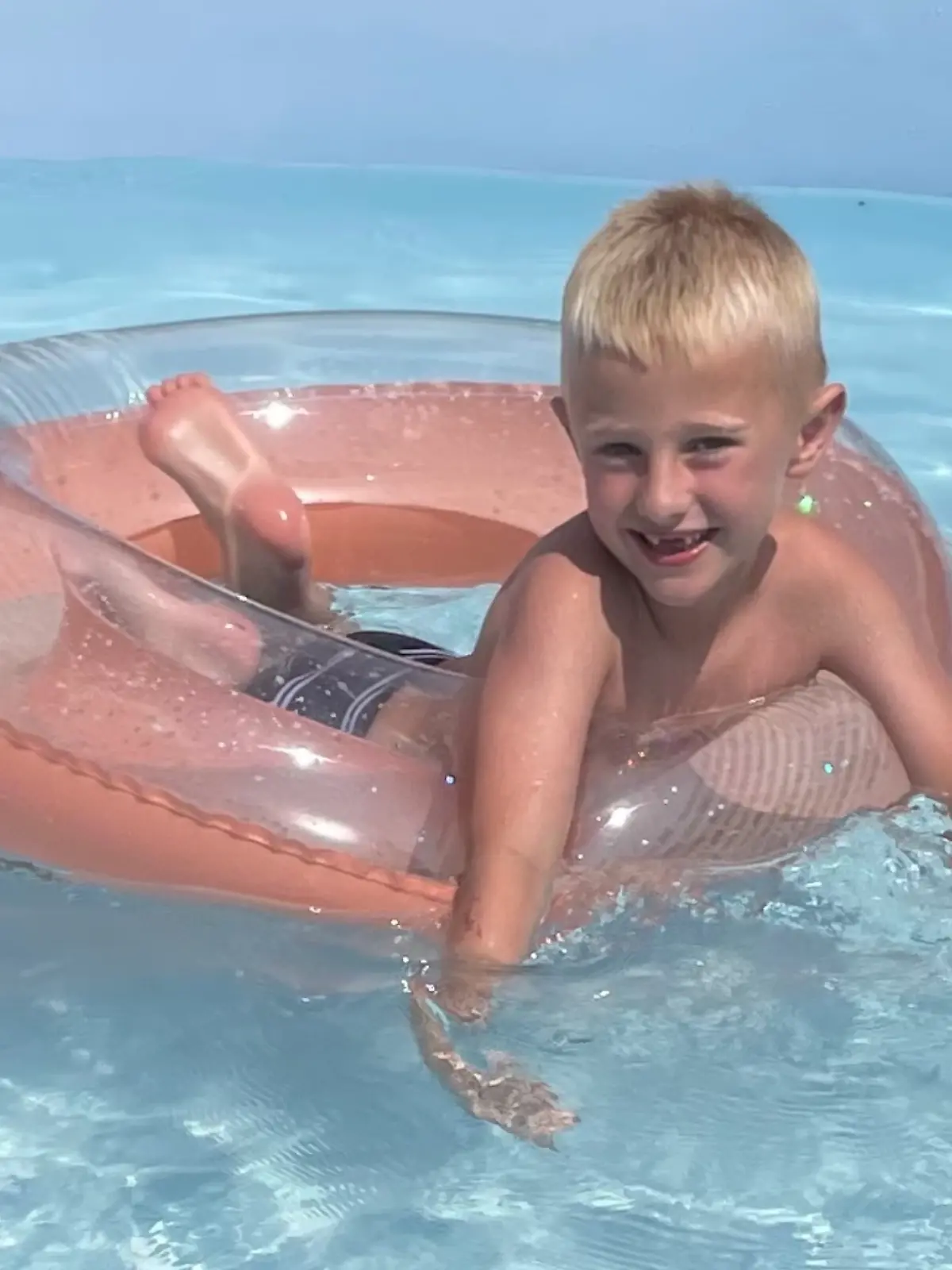 Freddie Farrow (5) wird beim Einkaufen mit seiner Mutter von einem Spiegel erschlagen. 