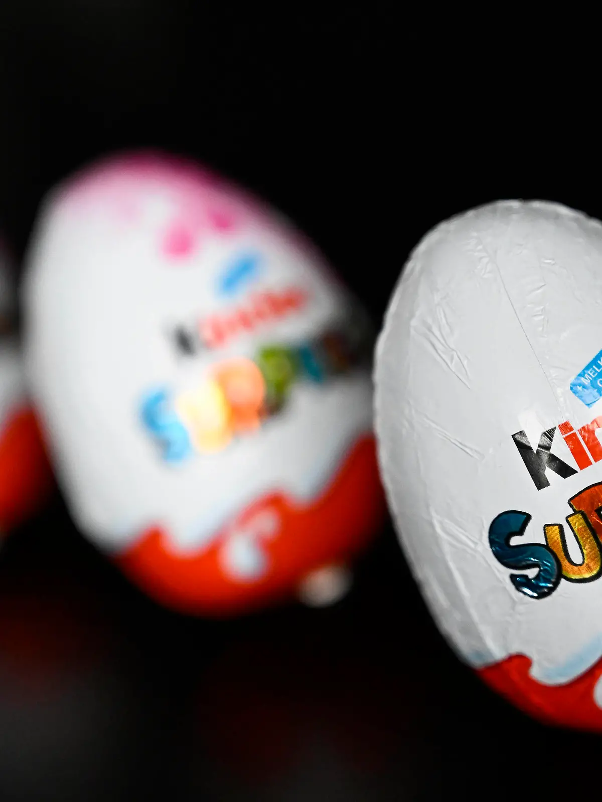  Illustration picture shows the Kinder Surprise chocolate egg, made by Ferrero, Sunday 03 April 2022 in Brussels. PUBLICATIONxNOTxINxBELxFRAxNED LAURIExDIEFFEMBACQ 31216309