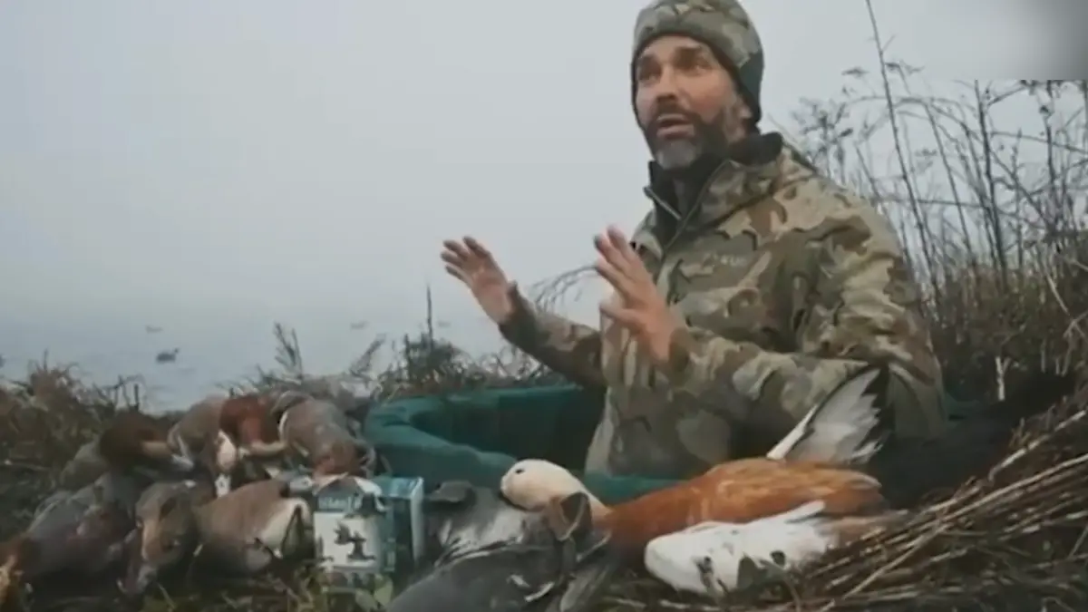 Ein Screenshot aus dem Video zeigt Donald Trump Junior während der Jagd. 