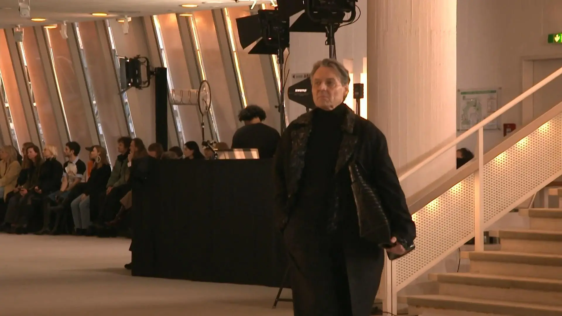 Ernste Miene und ein schneller Schritt. Wolfgang Bahro zeigt sich auf dem Catwalk der William Fan-Show jetzt von einer ganz neuen Seite.