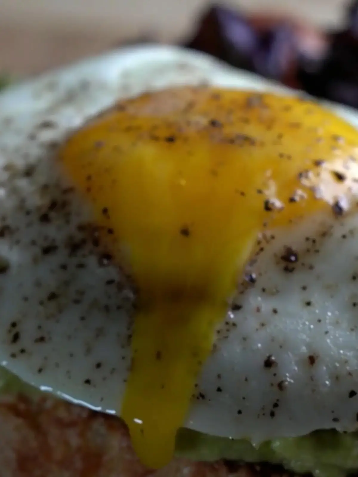 Frühstückszeit ist Spiegeleizeit - das perfekte Spiegelei ist eine wahre Kunst und stellt so manchen Frühstücks-Fan vor eine Herausforderung. Das Eiweiß nicht mehr glibberig und das Eigelb flüssig – so wünschen es sich die meisten. Wie das perfekte Spiegelei gelingt und welcher Trick dabei ein wahrer Game-Changer ist, sehen Sie hier.