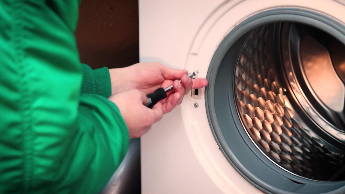 Waschmaschine kaputt? Bei einer Reparatur solltet ihr diese Tipps berücksichtigen!