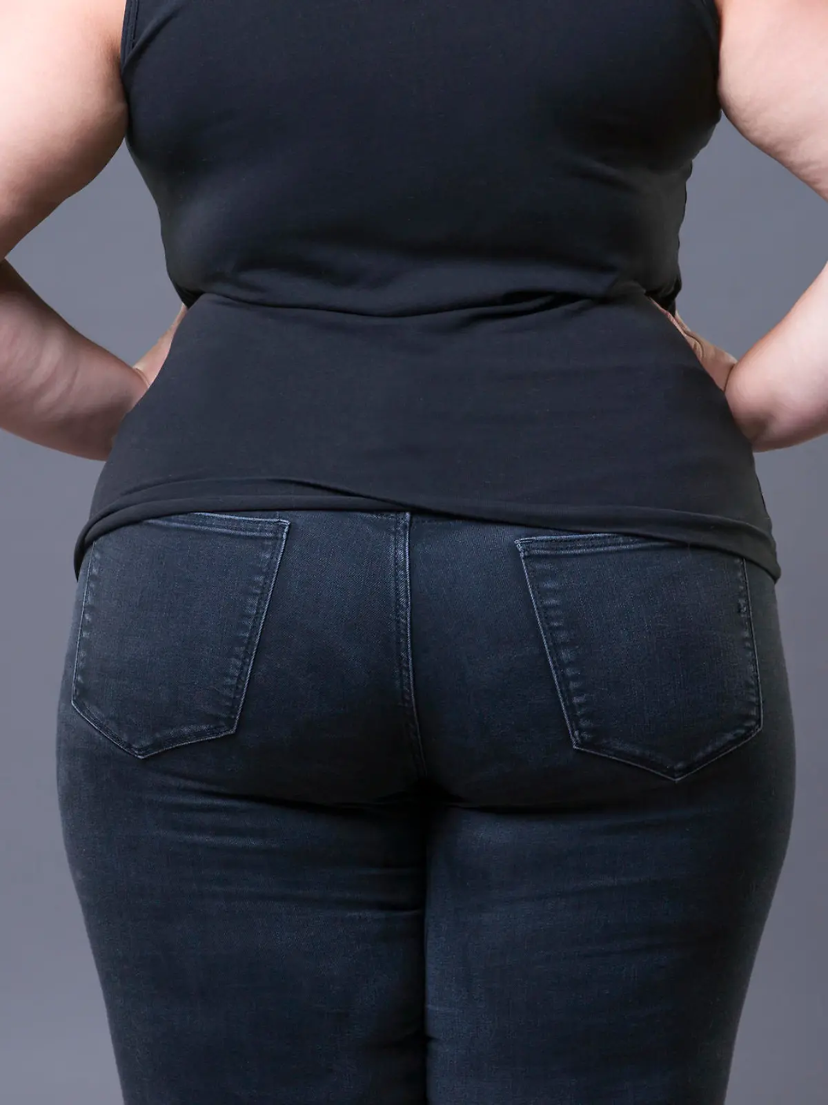 Po und Oberschenkel einer dicken Frau von hinten