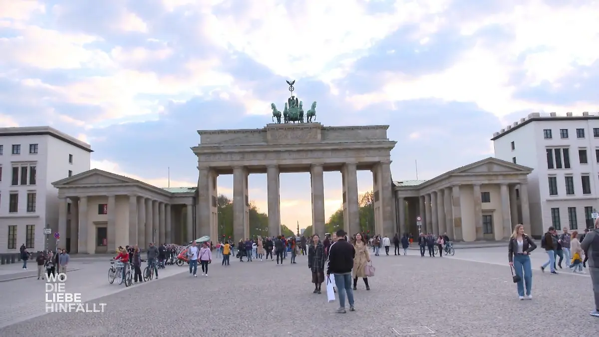 Amalia und Alexandros machen einen Trip zu zweit Alleine in Berlin