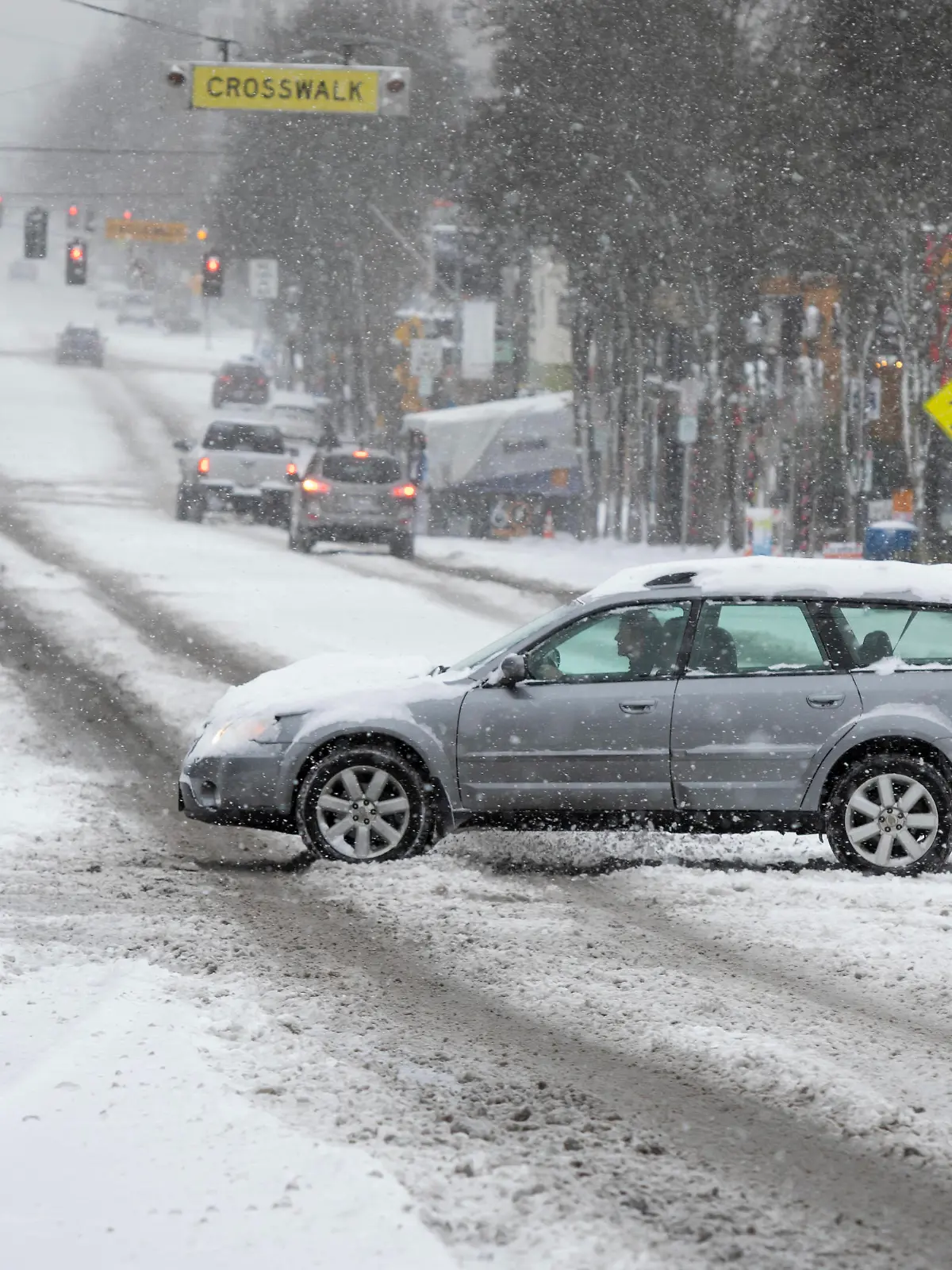 December 26, 2021, Seattle, Washington, USA: A car maneuvers through West Seattle Junction as a winter storm hits Seattle on Sunday, December 26, 2021. Seattle USA - ZUMAg235 20211226_zap_g235_001 Copyright: xPaulxChristianxGordonx