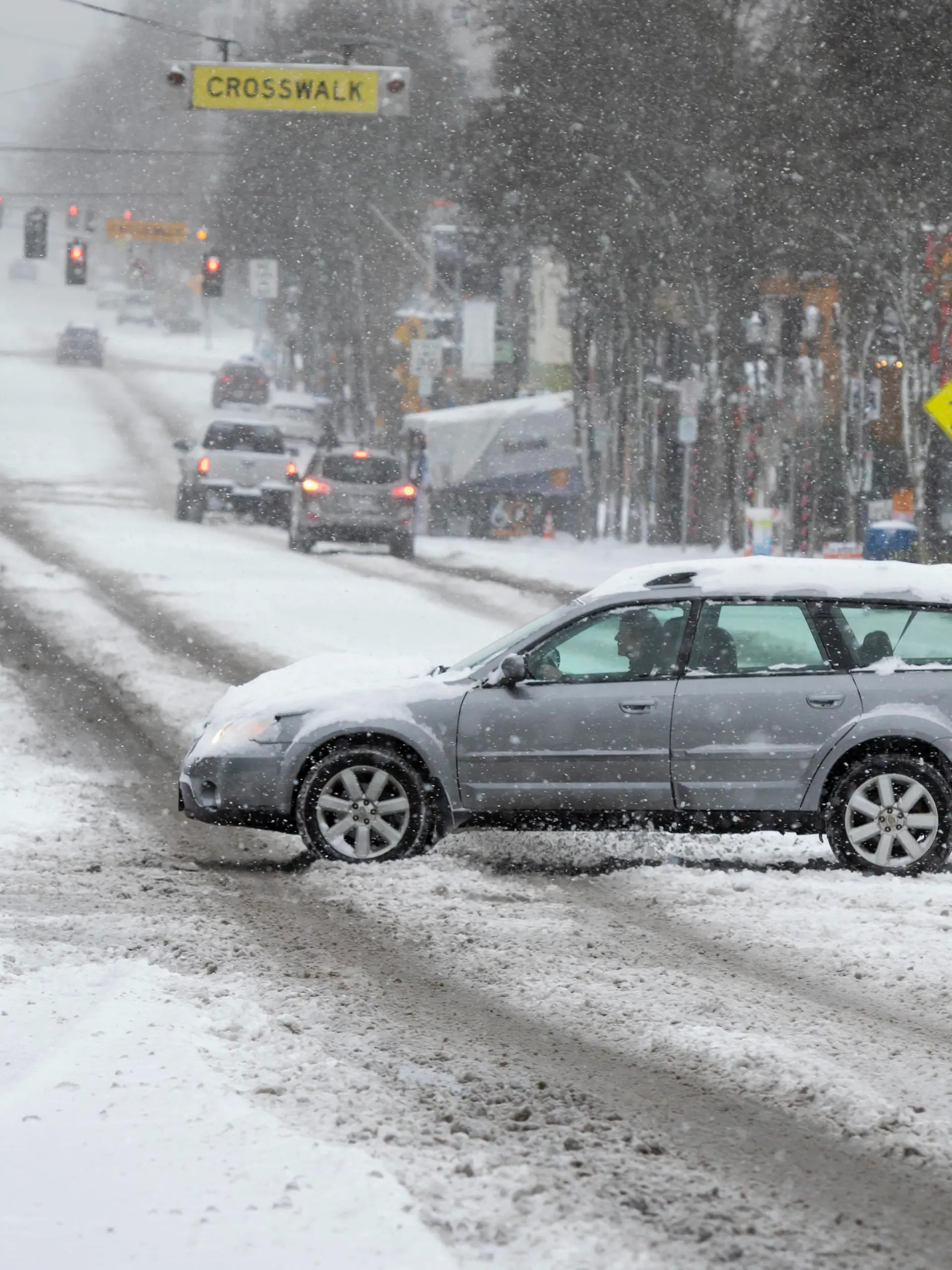  December 26, 2021, Seattle, Washington, USA: A car maneuvers through West Seattle Junction as a winter storm hits Seattle on Sunday, December 26, 2021. Seattle USA - ZUMAg235 20211226_zap_g235_001 Copyright: xPaulxChristianxGordonx