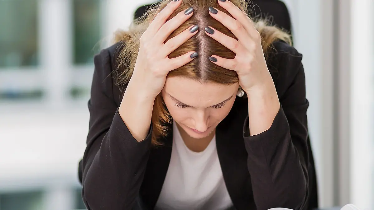 Wenn nichts mehr geht: Ein Burnout kann sich durch unterschiedliche Beschwerden bemerkbar machen. 