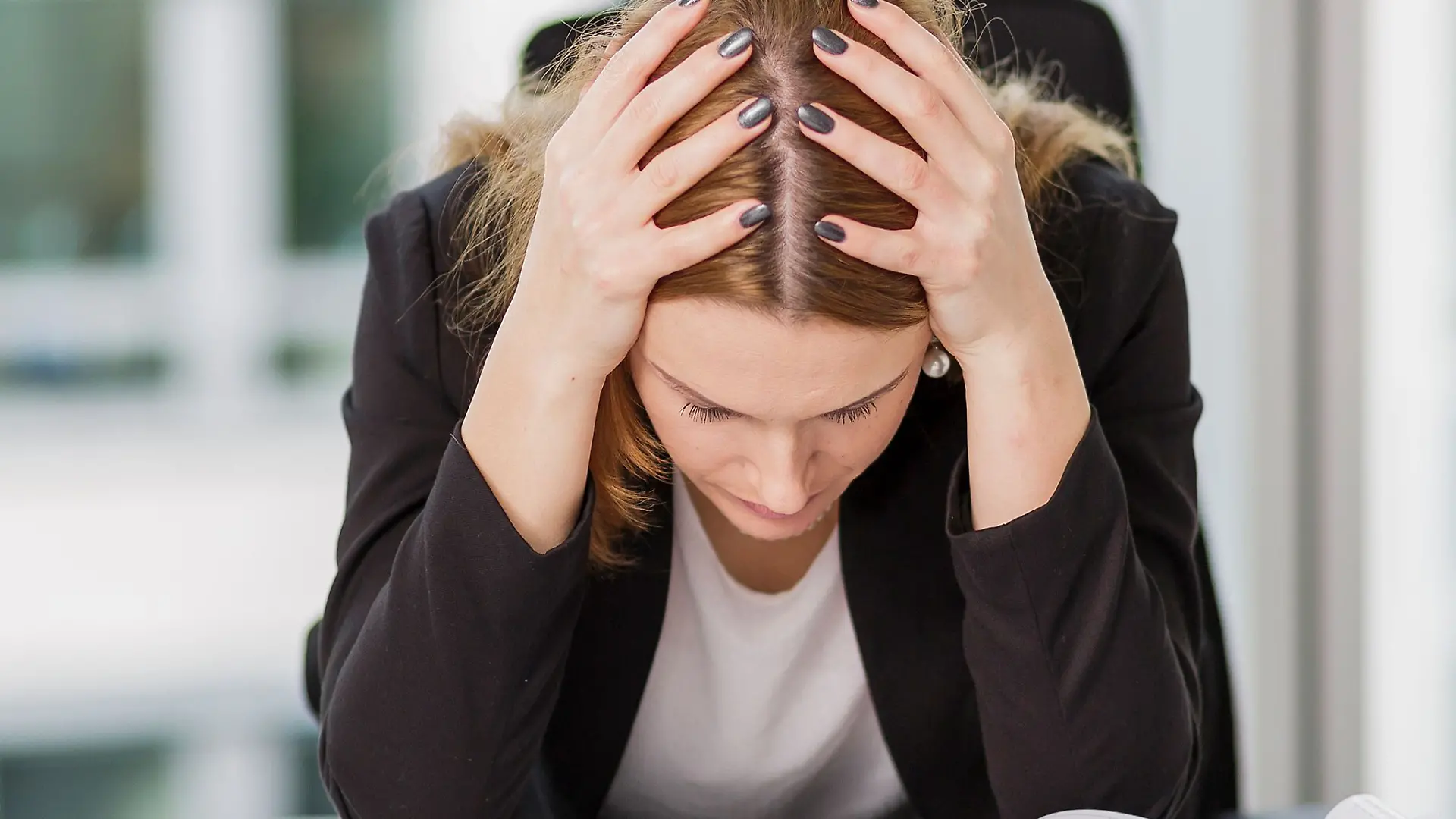 Wenn nichts mehr geht: Ein Burnout kann sich durch unterschiedliche Beschwerden bemerkbar machen. 