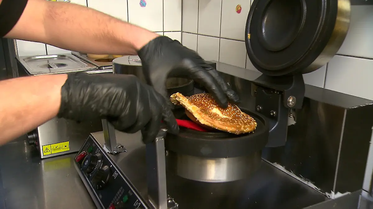 Eine spezielle Presse bringt den Burger in seine besondere Ufo-Form.
