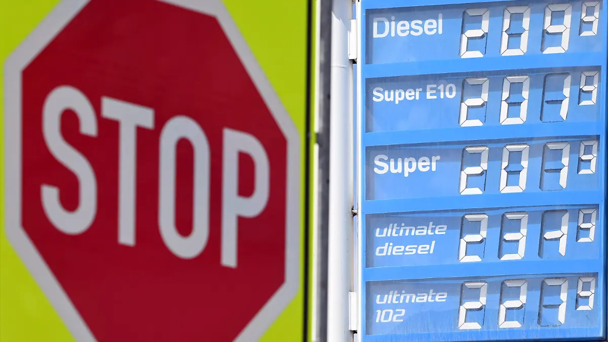Themenfoto;Spritpreise in Deutschland. Benzinpreise auf Rekordniveau.Grund ist der Preisanstieg beim Rohoel, der auf den Krieg in der Ukraine zurueckzufuehren ist. Eine Tankstelle in Muenchen am 04.04.2022 mit den Preisen fuer alle Treibstoffsorten.