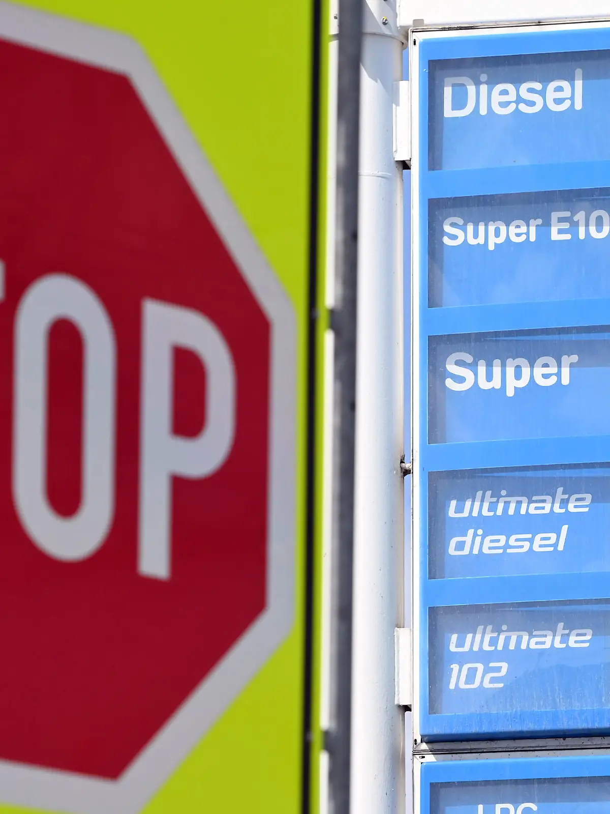 Themenfoto;Spritpreise in Deutschland. Benzinpreise auf Rekordniveau.Grund ist der Preisanstieg beim Rohoel, der auf den Krieg in der Ukraine zurueckzufuehren ist. Eine Tankstelle in Muenchen am 04.04.2022 mit den Preisen fuer alle Treibstoffsorten.