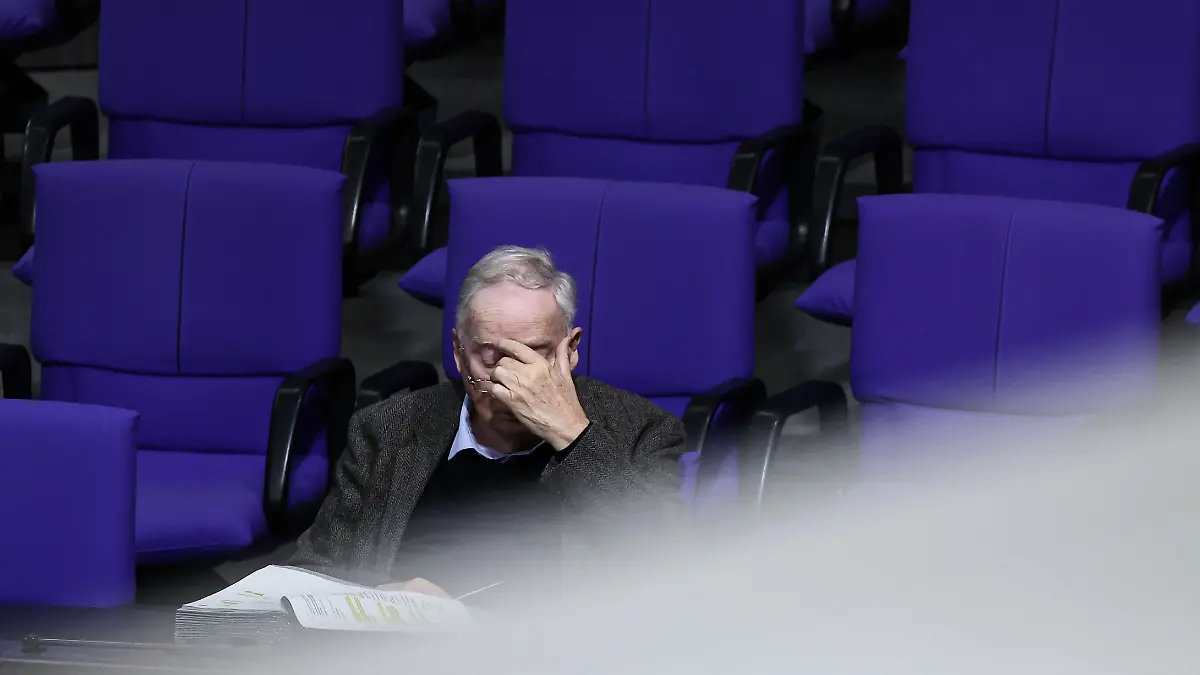 Alexander Gauland (AfD), Ehrenvorsitzender, nimmt an einer Sitzung im Plenarsaal des Bundestages teil.