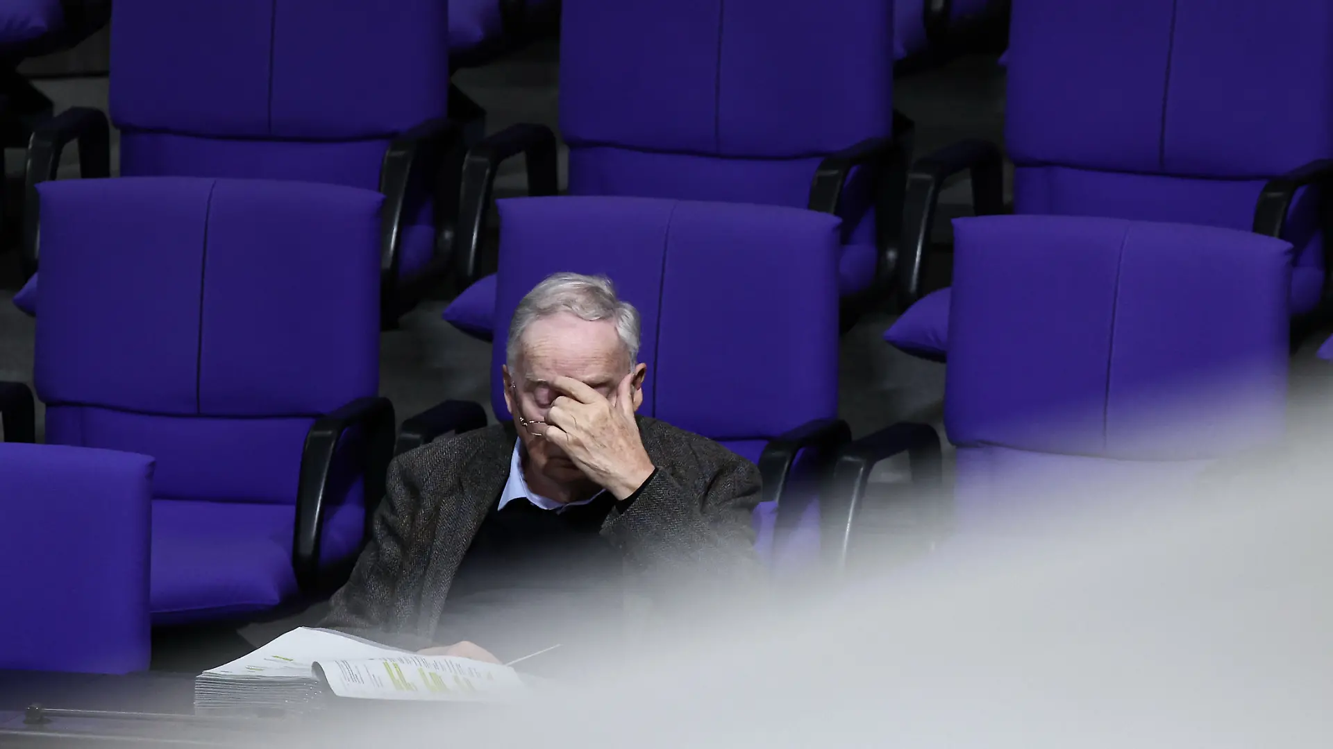 Alexander Gauland (AfD), Ehrenvorsitzender, nimmt an einer Sitzung im Plenarsaal des Bundestages teil. 