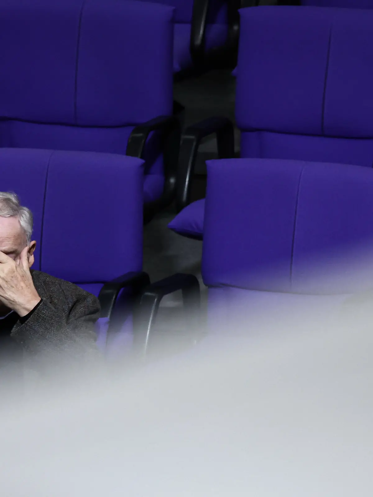 Alexander Gauland (AfD), Ehrenvorsitzender, nimmt an einer Sitzung im Plenarsaal des Bundestages teil. 