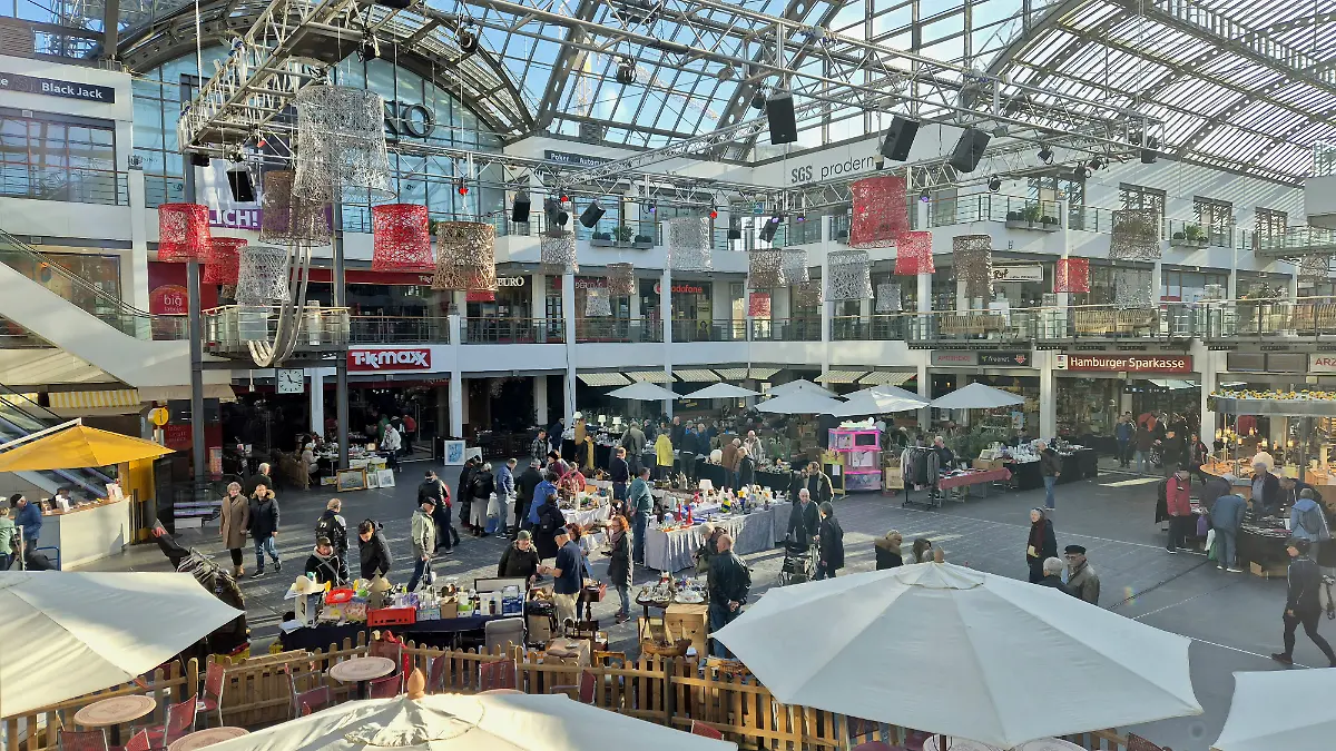 Der Antik- und Trödelmarkt im Stadtzentrum Schenefeld findet einmal im Monat, das ganze Jahr durchgängig statt.